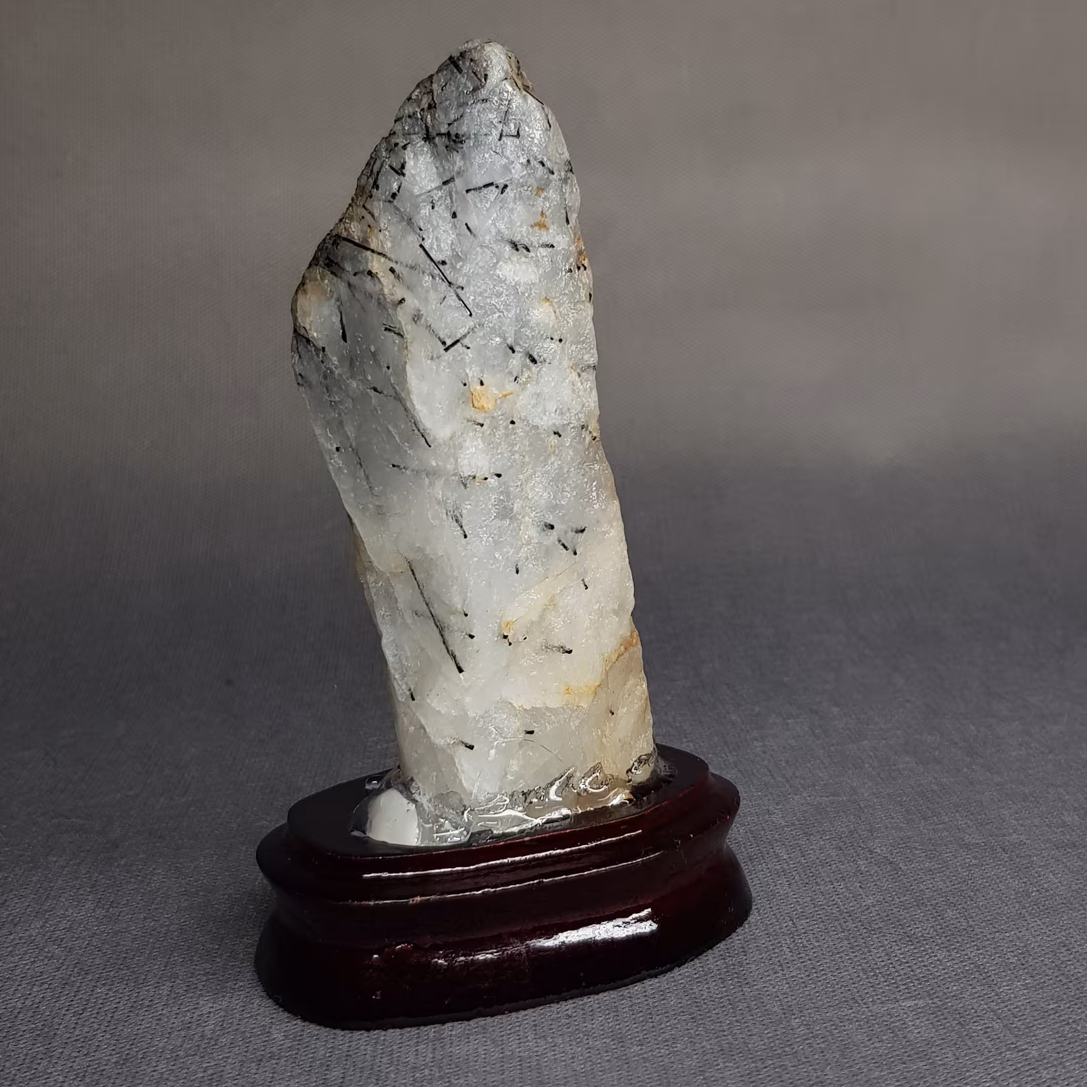 کوارتز شیری با کانی تورمالین میهمان بکر و طبیعی کد 6