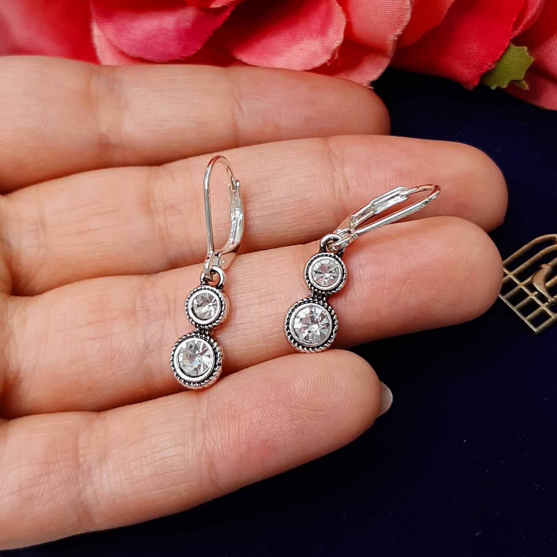 گوشواره سفید سیاه قلم با قفل کلیپسی بیضی و دو نگین بیرنگ درخشان با ارسال رایگان