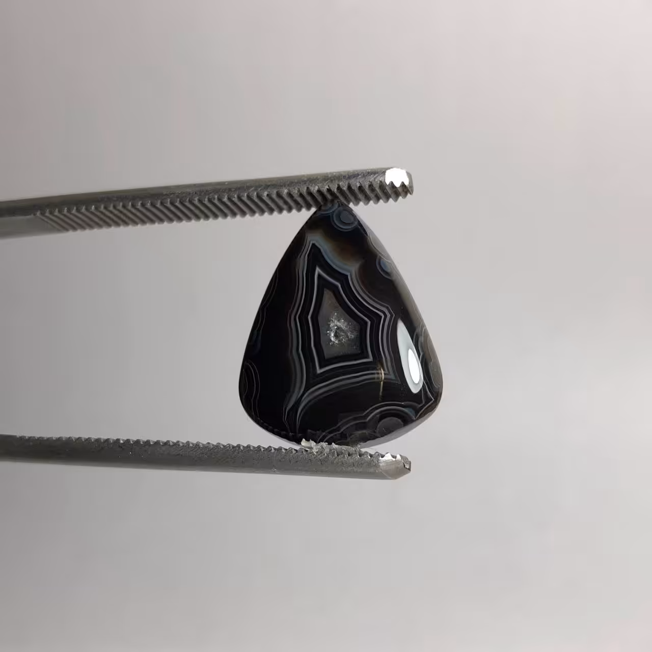 نگین اونیکس مشکی طبیعی خوش نقش 240237