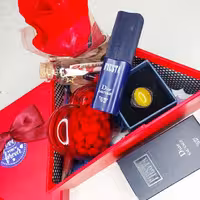 هدیه ولنتاین شامل #جعبه مثلثی #شیشه عشق#کپسول عشق#عطرجیبی فیستا خوشبو  #استمارتیز قلبی #و گل مخصوص اقایان