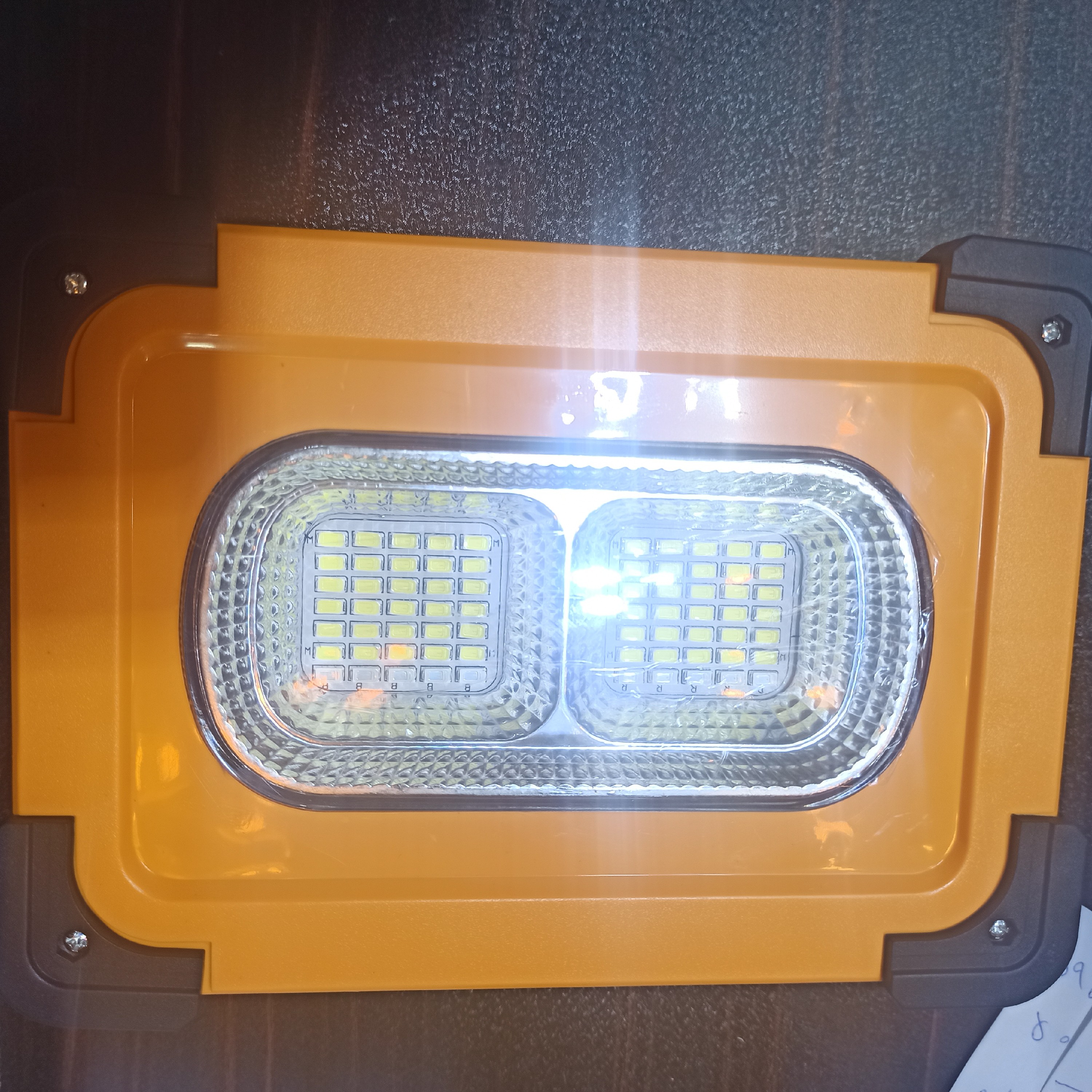 پرژکتور شارژی با نور خورشید