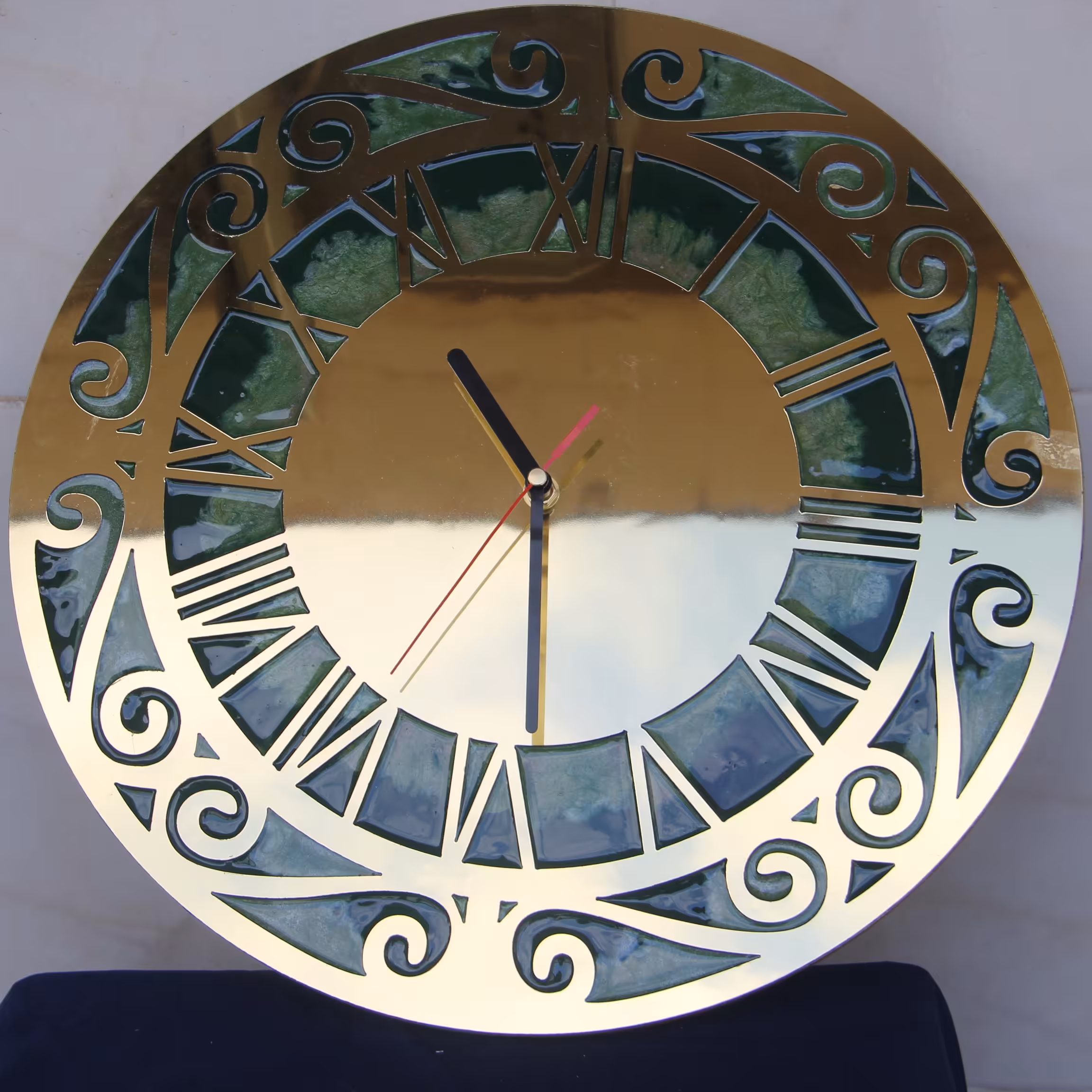 ساعت خاص و شیک آینه ای و رزینی