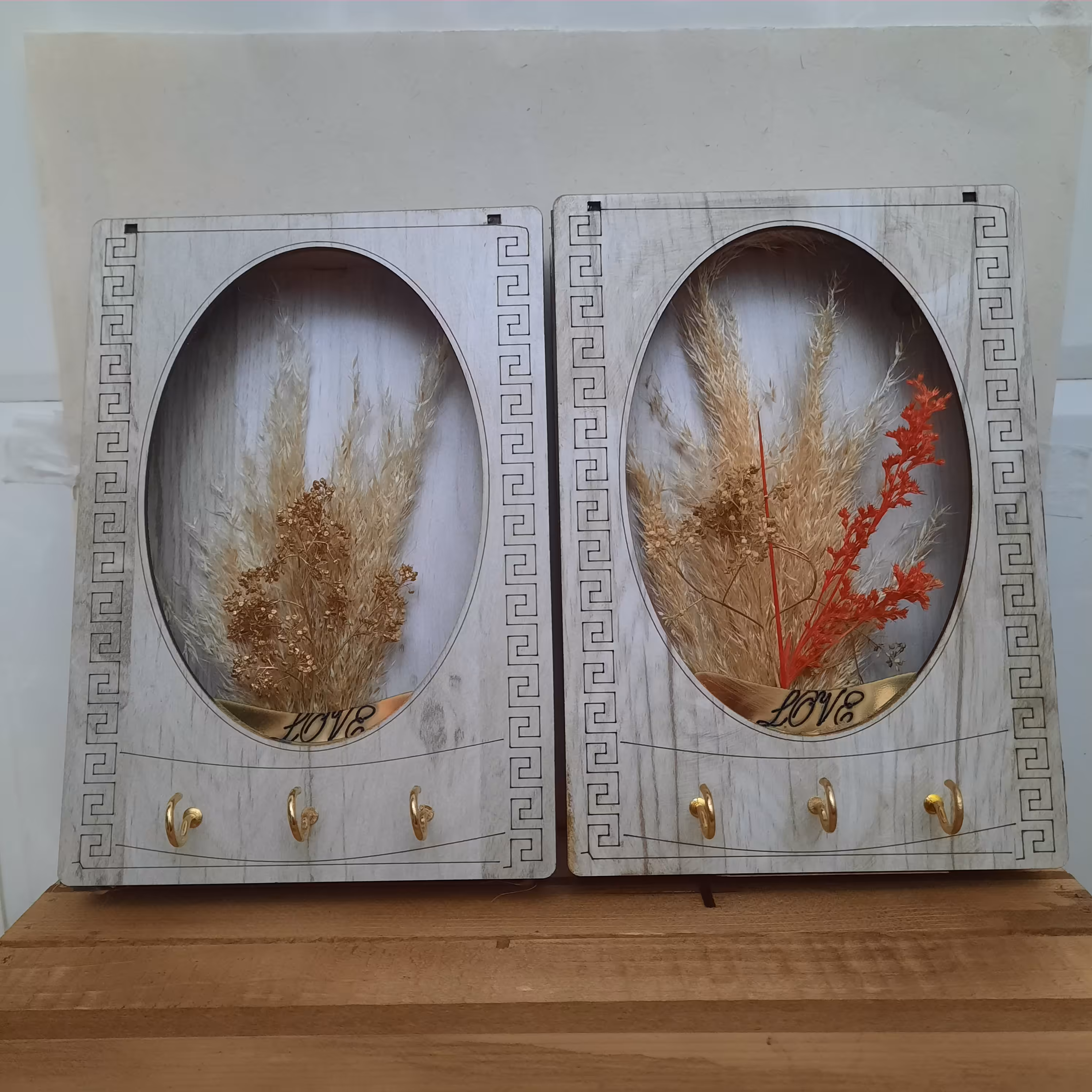 جاکلیدی  چوبی با شاخه های تزیینی . رنگ چوب صدفی     