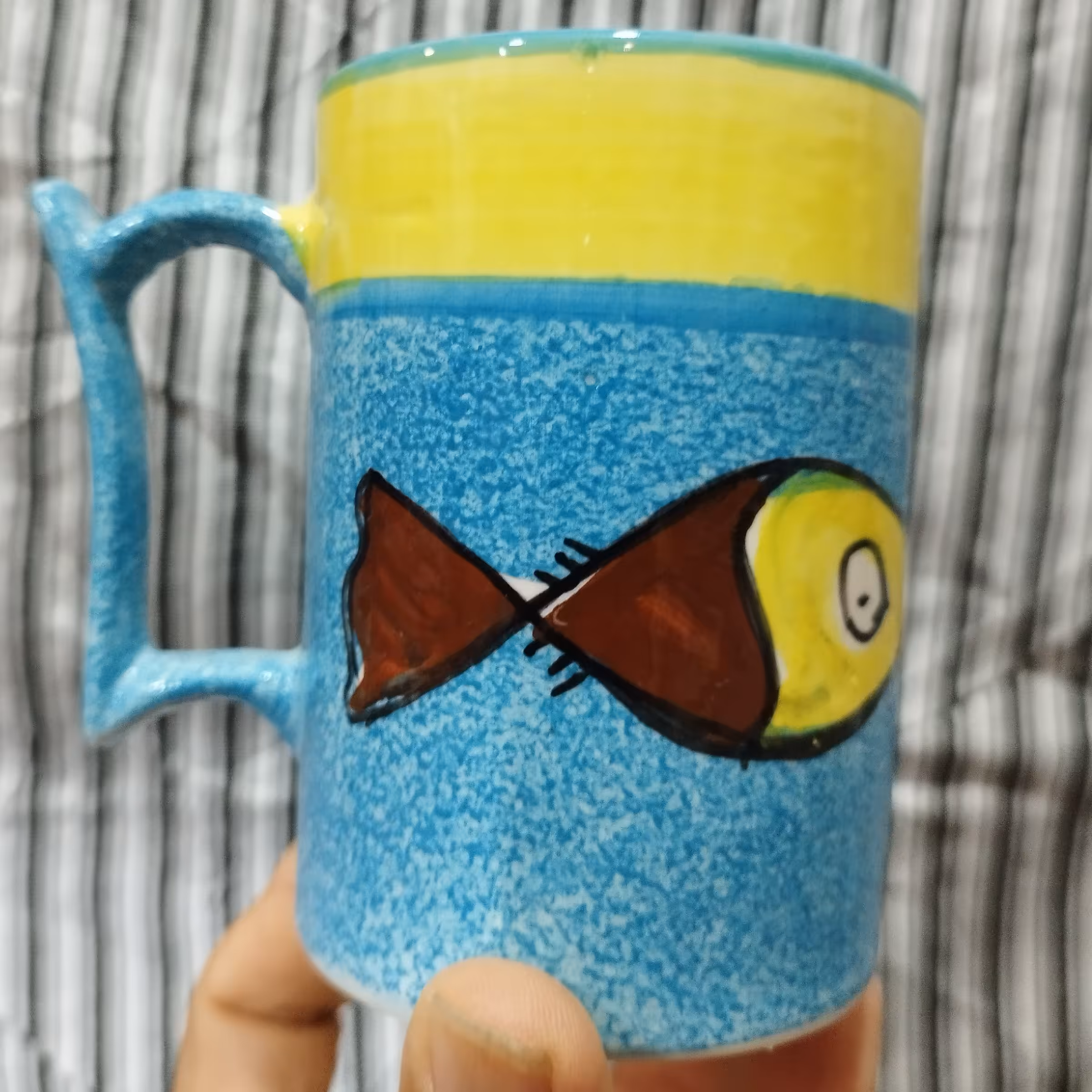 ماگ سرامیکی دست ساز سنتی طرح ماهی زیبا و مقاوم قبل استفاده در ماکرفر