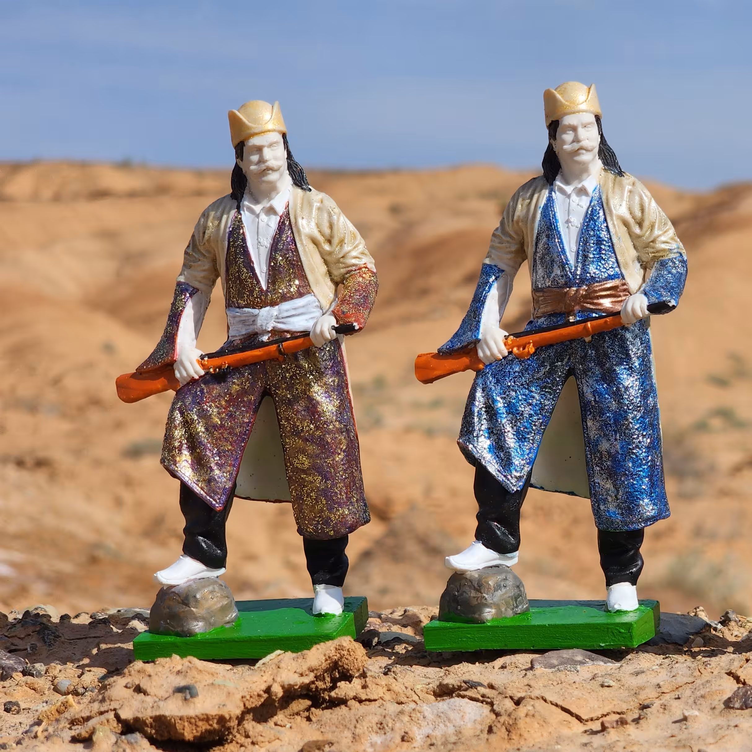 مجسمه مینیاتوری مرد قشقایی  با ا رتفاع 12 سانتی متر  با رنگ آمیزی دستی 