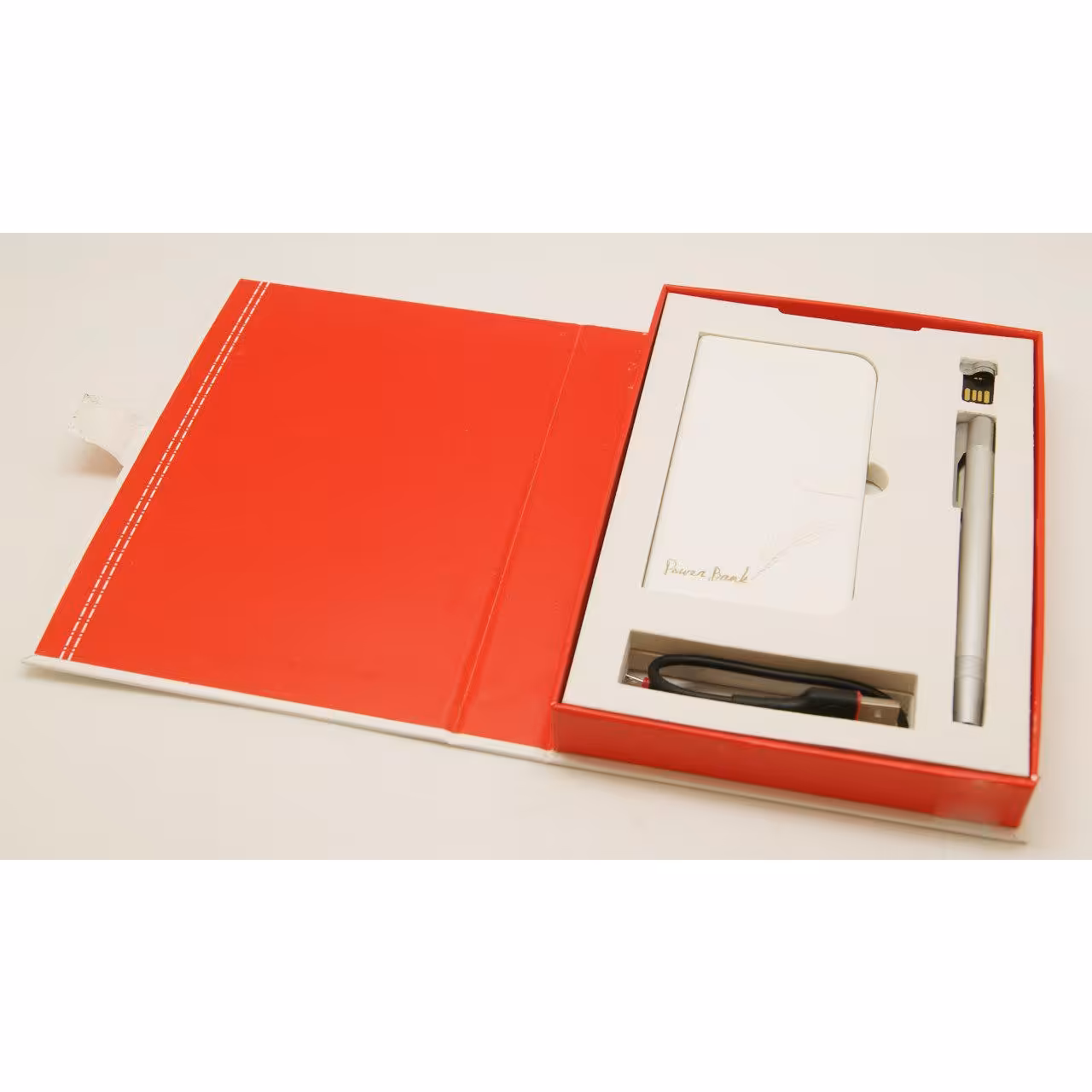 ست مدیریتی پاوربانک به همراه فلش مموری و خودکار 3 کاره سفید نقره ای