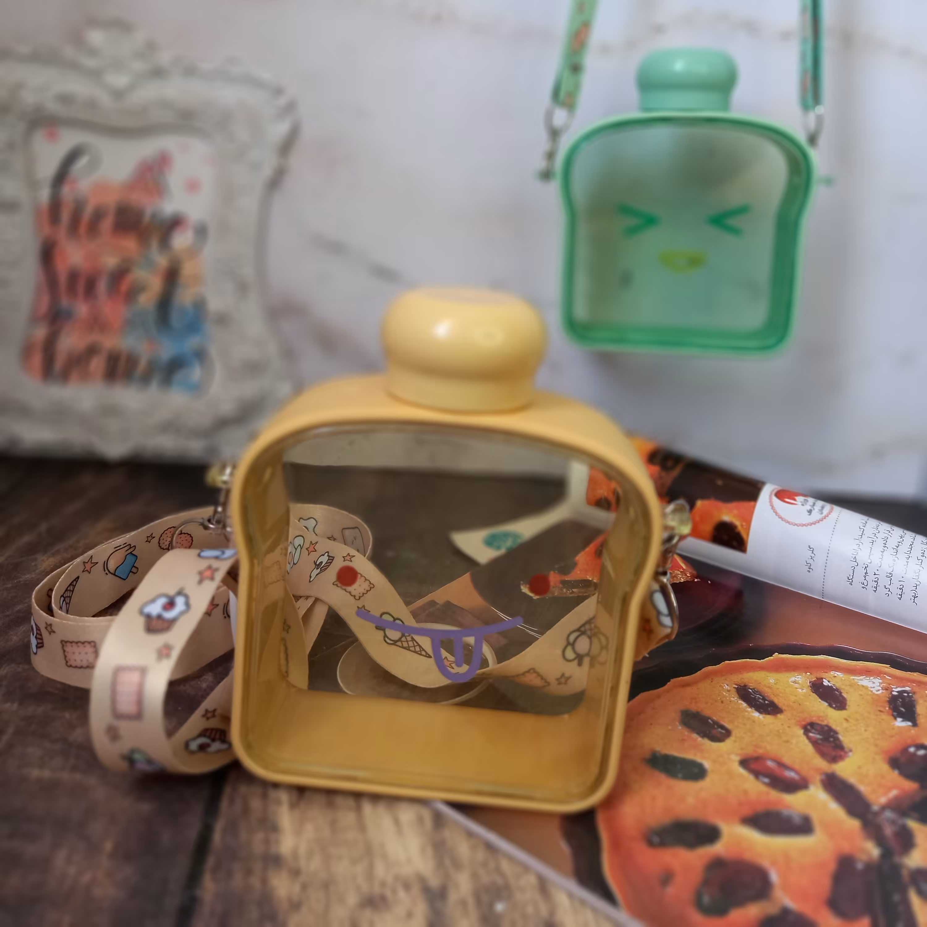 قمقمه آب طرح نان تست خندون با بدنه چرم وبند دوشی در دو رنگ جذاب زرد و سبز