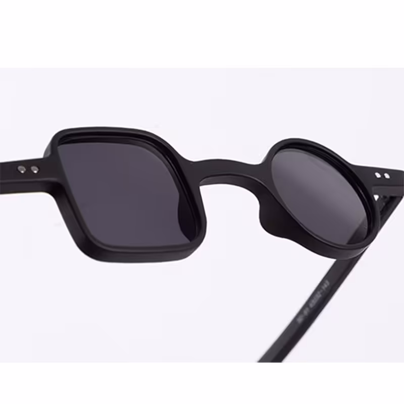 عینک آفتابی فانتزی جنس فریم کائوچوئی رنگ مشکی مناسب مردانه و زنانه