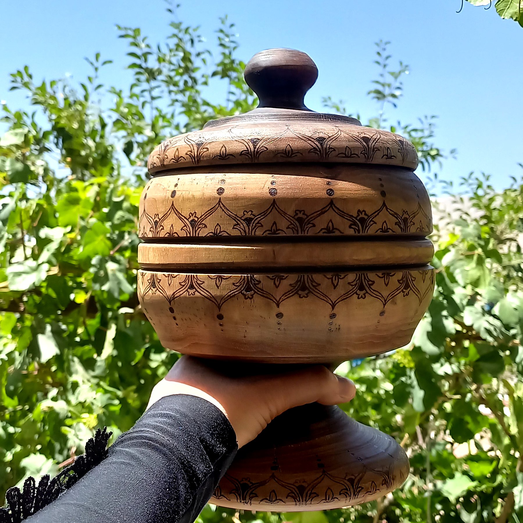 شکلات خوری چوبی پایه دار در دار چوب گردو سوخته نگاری شده طرحدار
