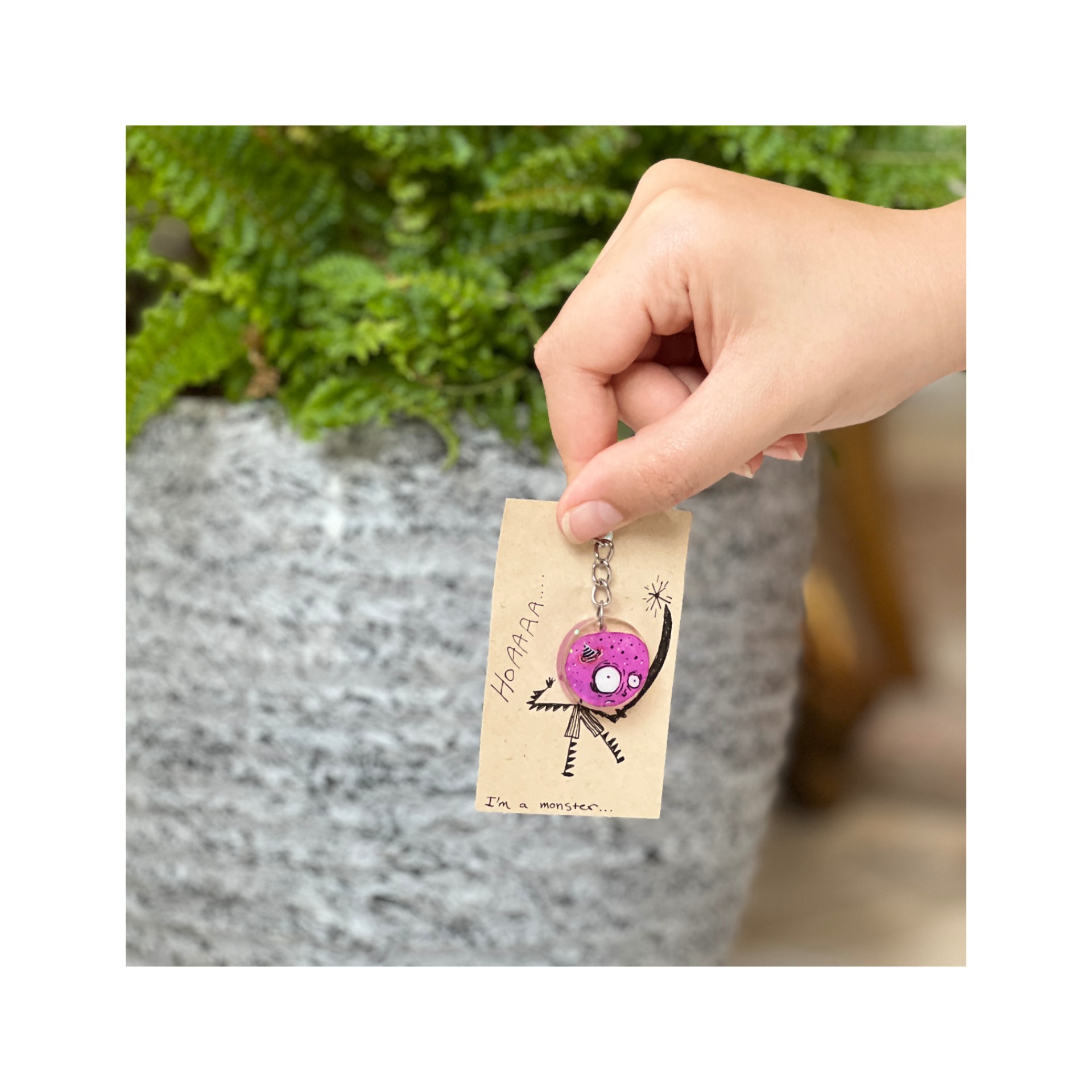 جاسوئیچی طرح هیولا 2 از جنس رزین و نقاشی شده با دست به قطر 2.8 سانتی متر