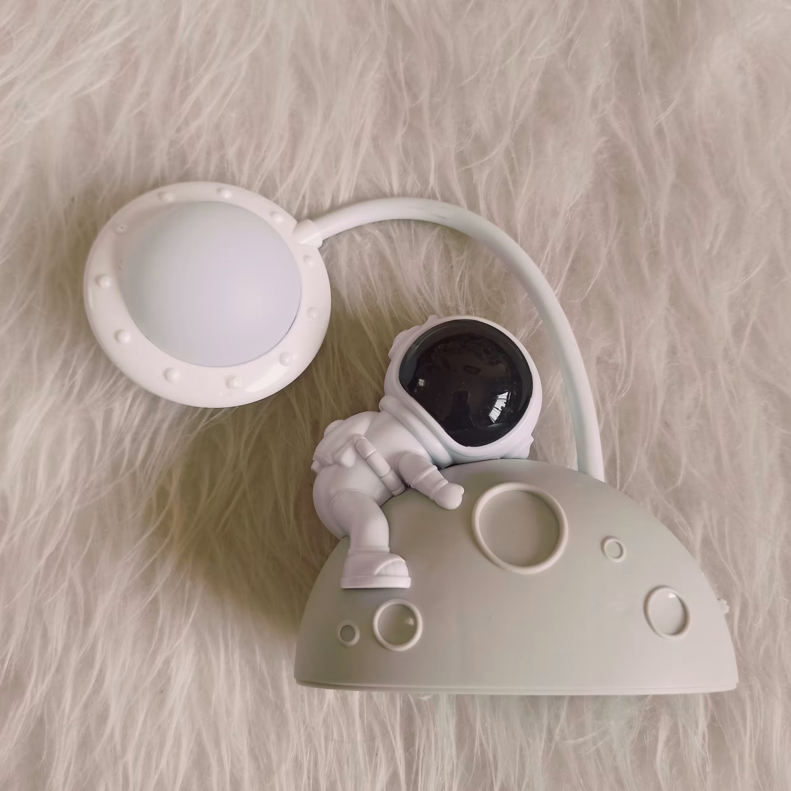 چراغ مطالعه فضانورد و ماه، رنگ سفید، نور دهی عالی