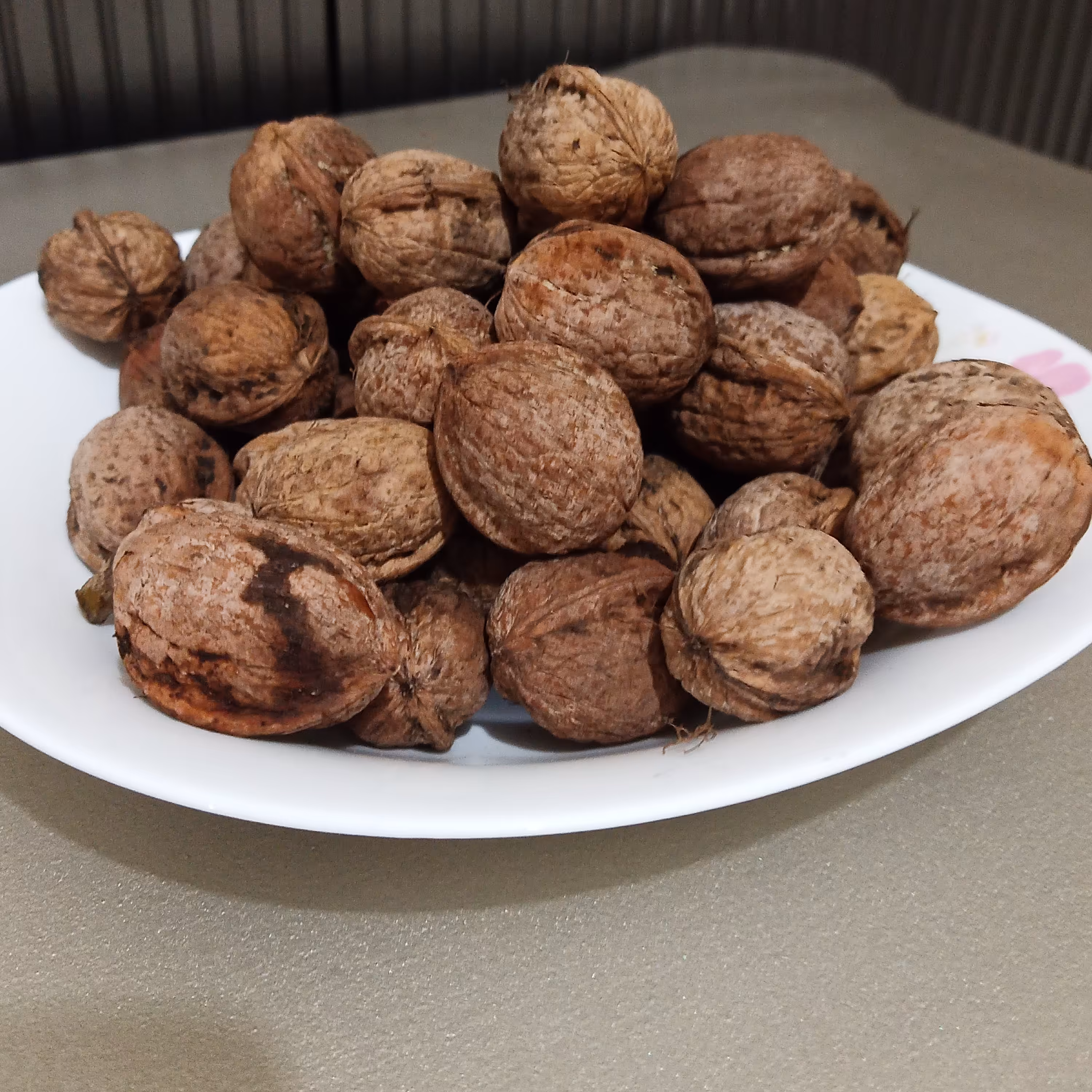 گردو طارم 1 کیلویی امسالی محصول باغات طارم سایز متوسط 