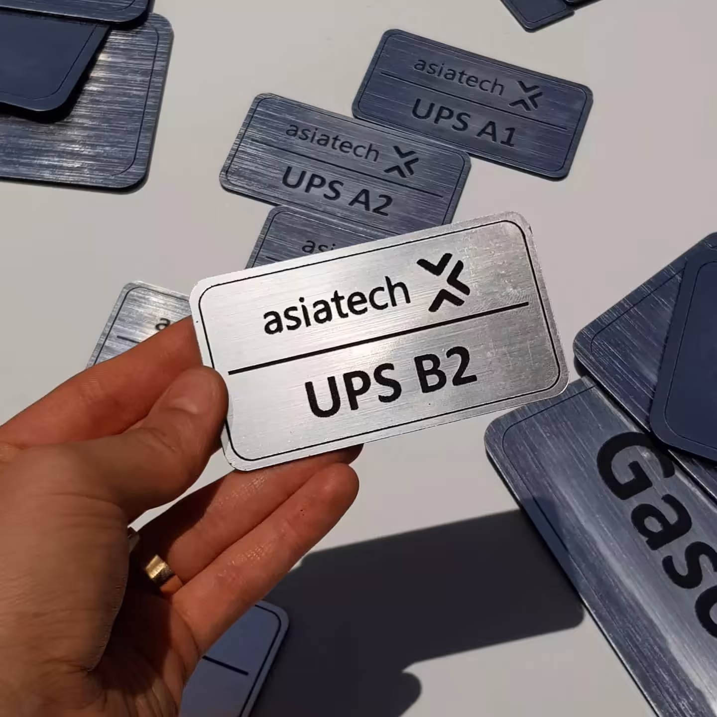 لیبل و پلاک پشت چسبدار  دستگاه  با طرح و متن دلخواه خودتان