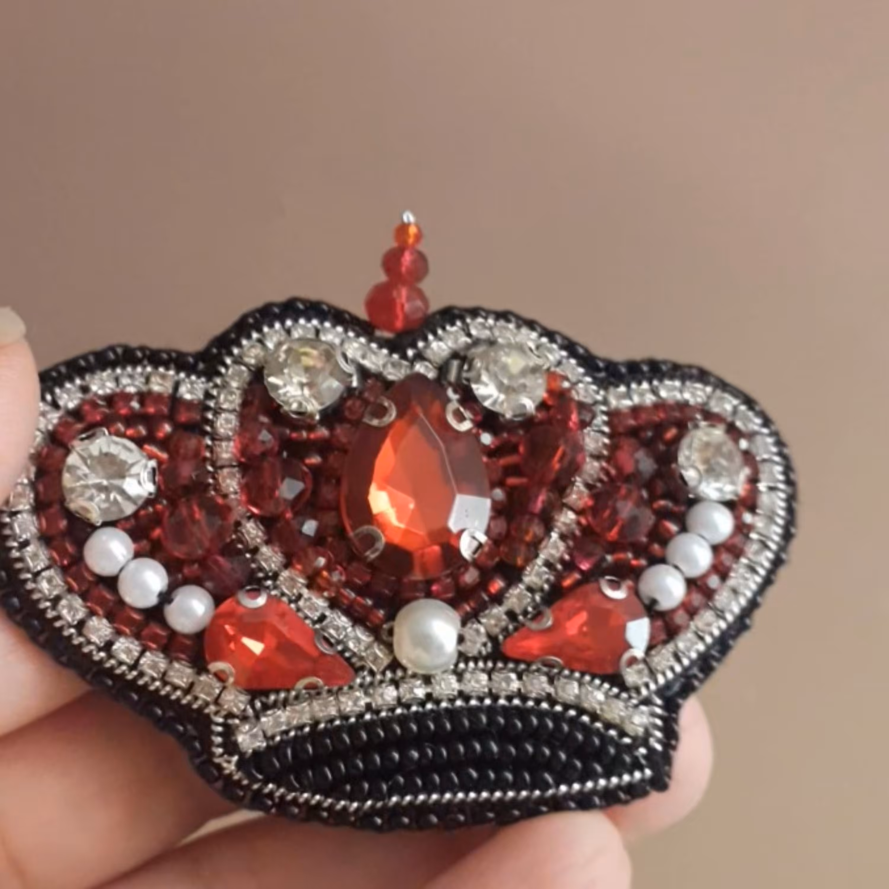 گلسینه جواهردوزی شده طرح تاج قرمز