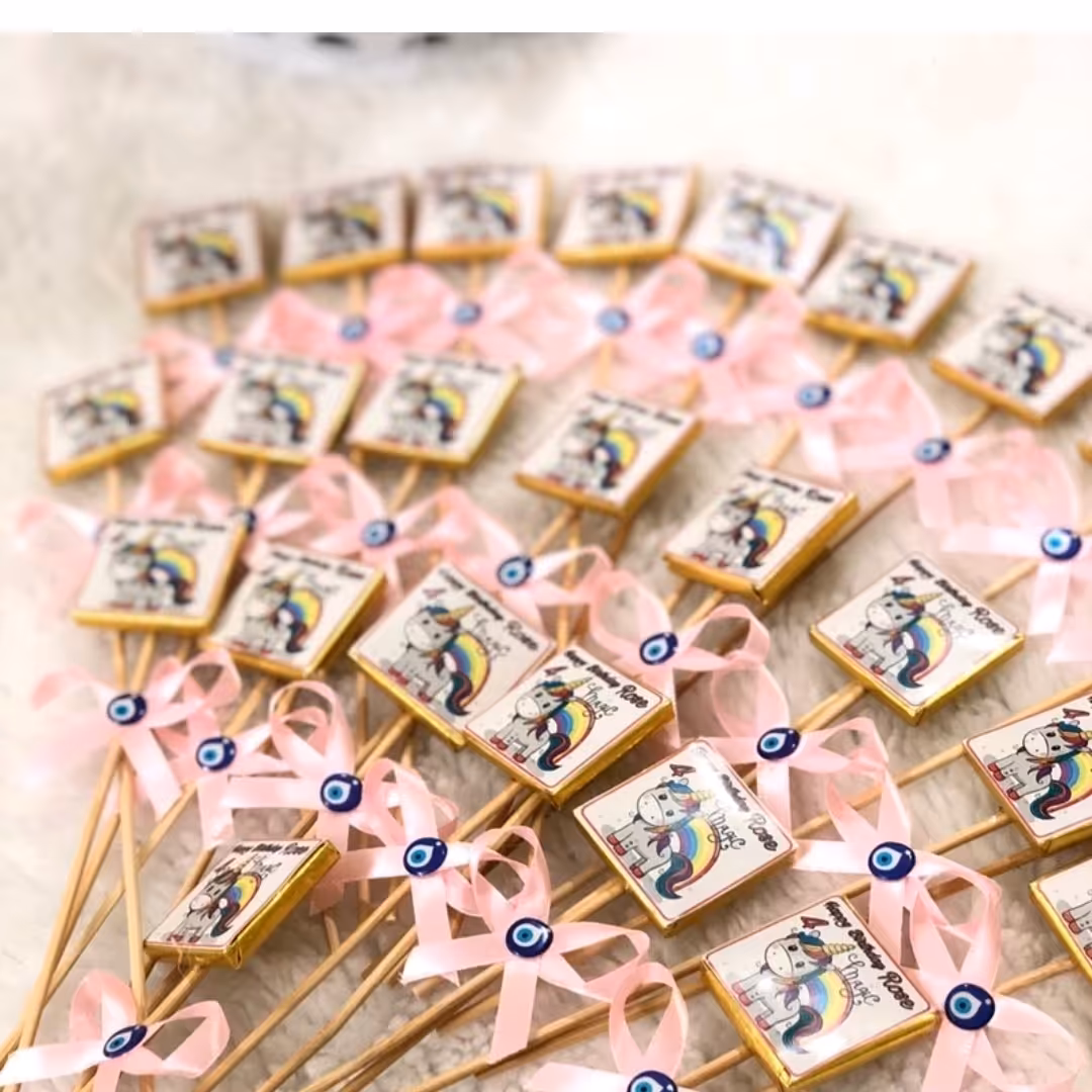 گیفت شکلات    با سیخ چوبی و  چشم زخم با بهترین کیفیت و تازه .تازه.3 طعم شیری .شکلات .تلخ.فقط تهران  با چاپ دلخواه