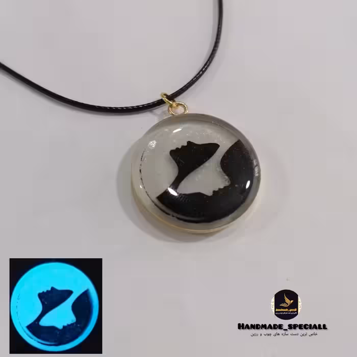 گردنبندشب تاب رزینی قاب برنجی(دستساز) خاص ترین دست سازه های چوب و رزین آویز شب تاب هدیه خاص و ماندگار