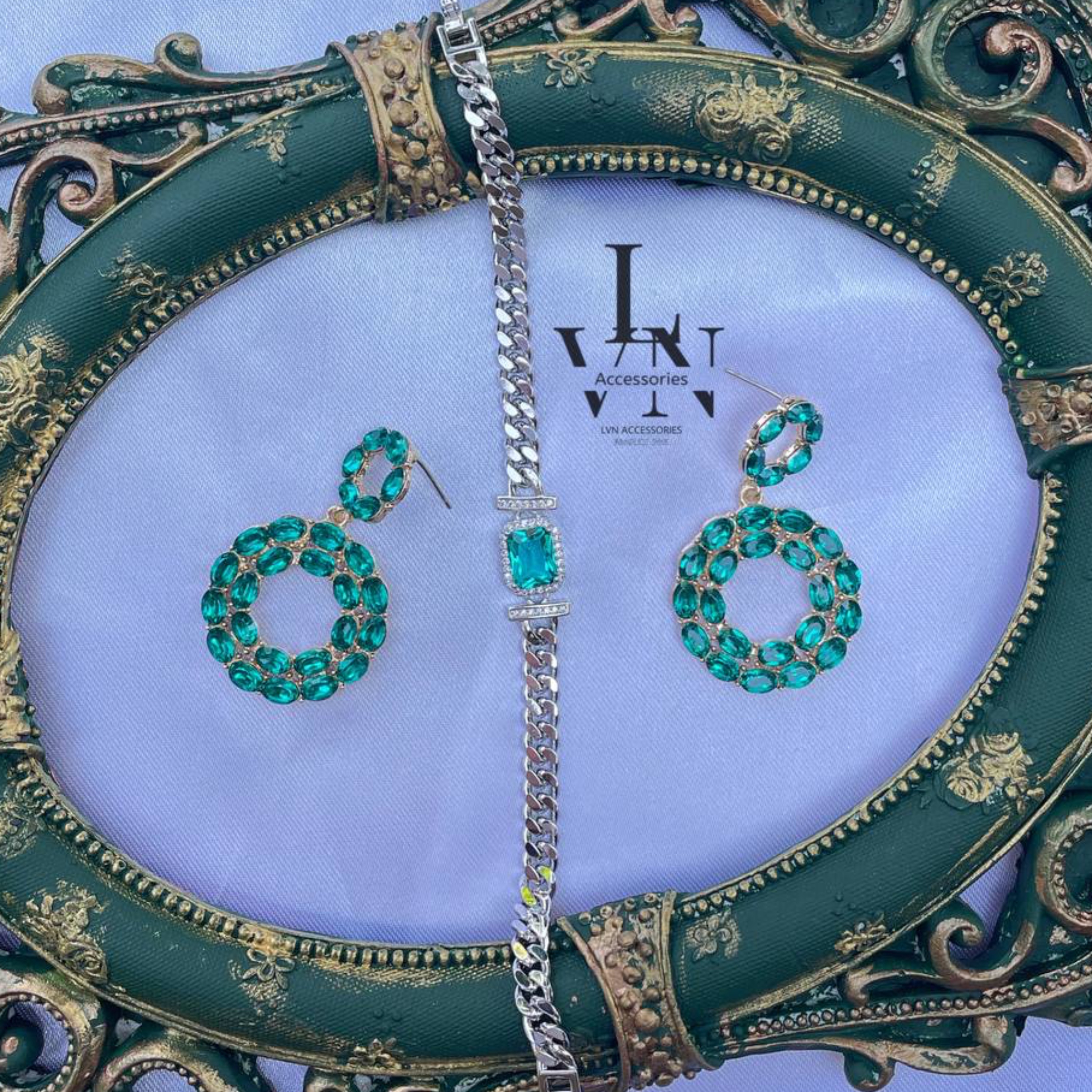 گوشواره مجلسی طرح جواهر به رنگ سبز میخ استیل