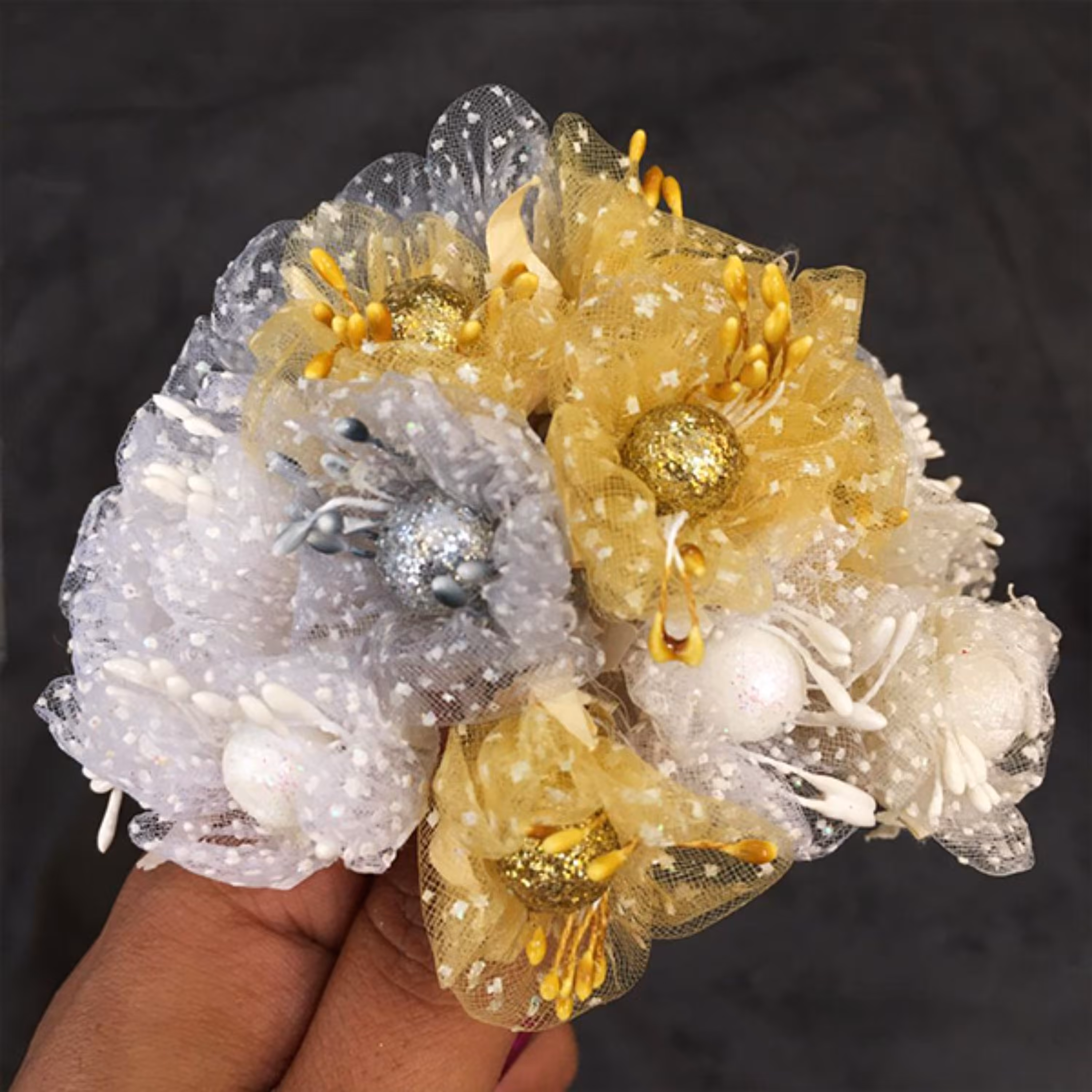 گل توردار رنگ نقره ای هر دسته شامل 5 شاخه گل