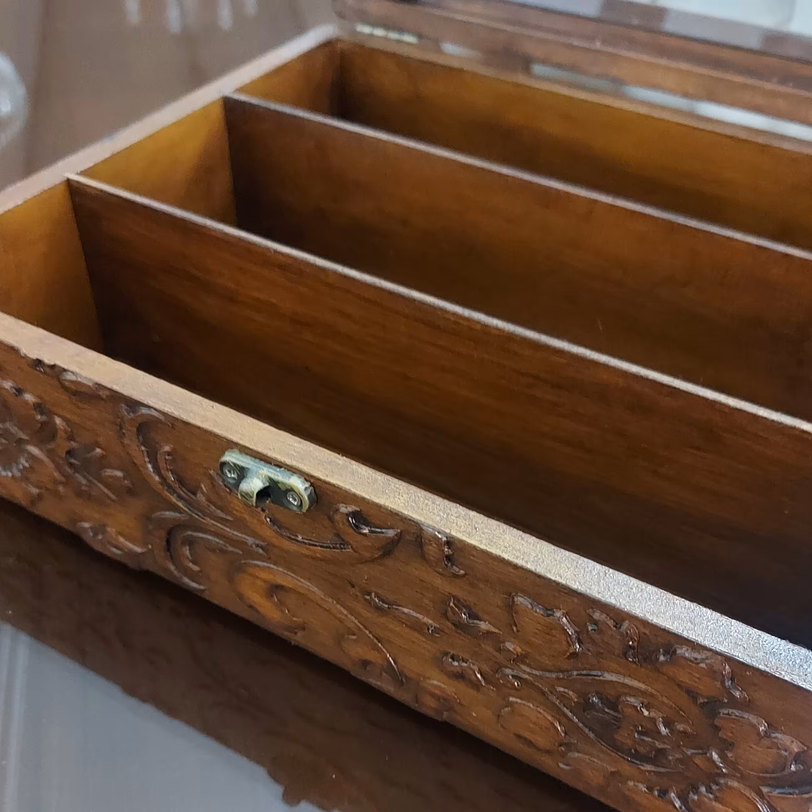 جعبه کاردو چنگال نما منبت روی میز پذیرایی