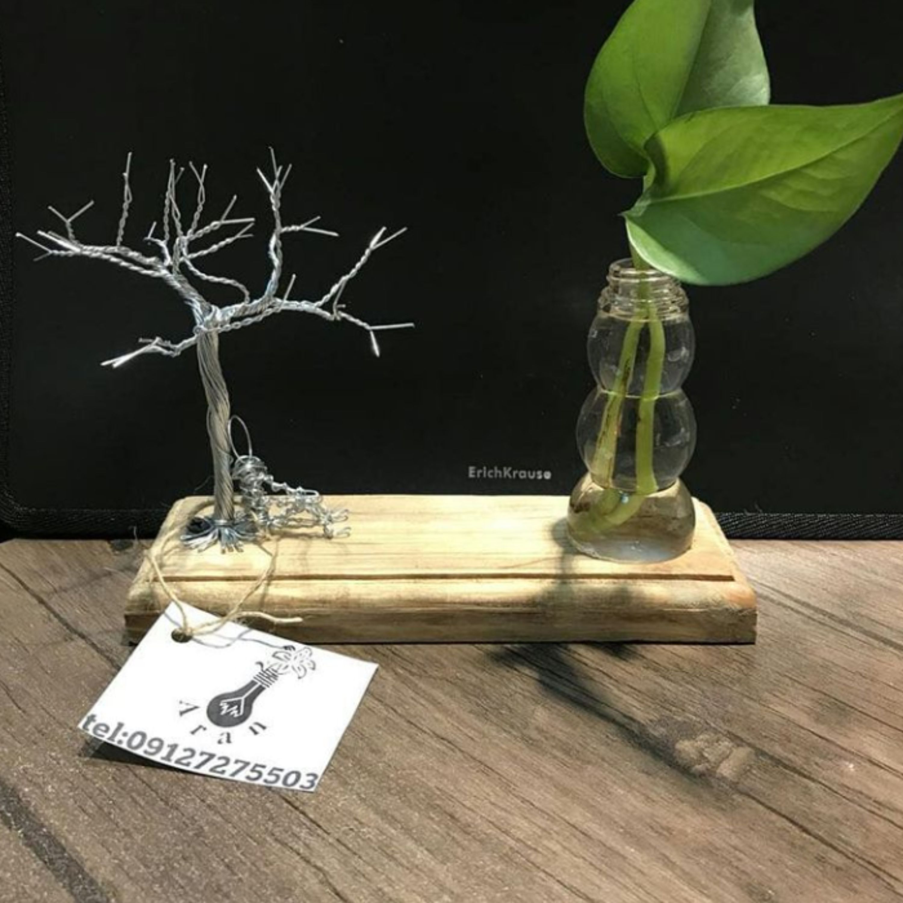 تندیس درخت مفتولی و مرد تنها به همراه گل