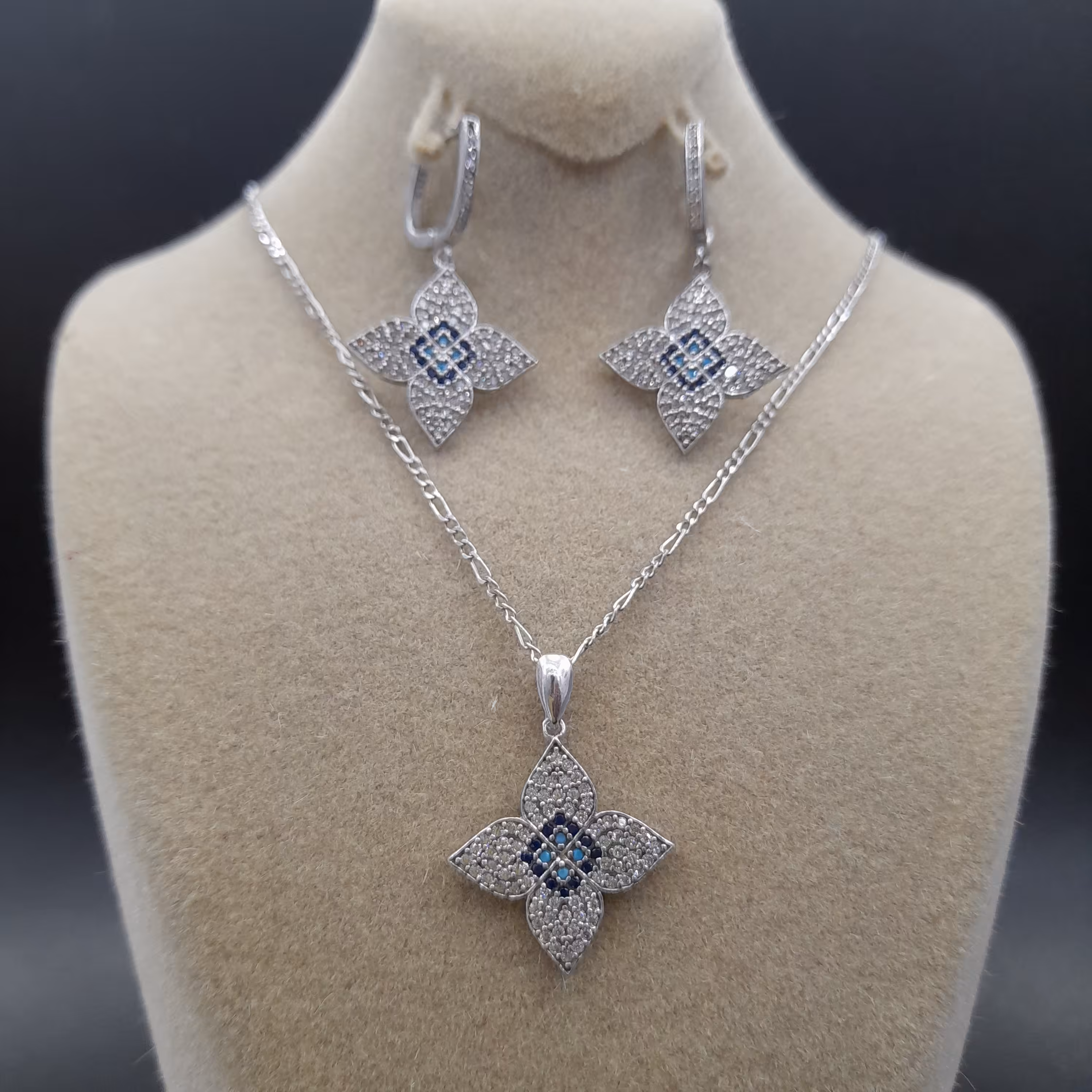 نیم ست نقره اصل ، فری سایز ، دارای نگین کاری آبی و مشکی