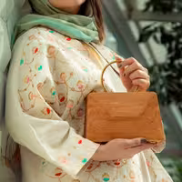 کیف چوبی مدل m013 ساخته شده با چوب راش مناسب خانم ها برای هدیه دادن