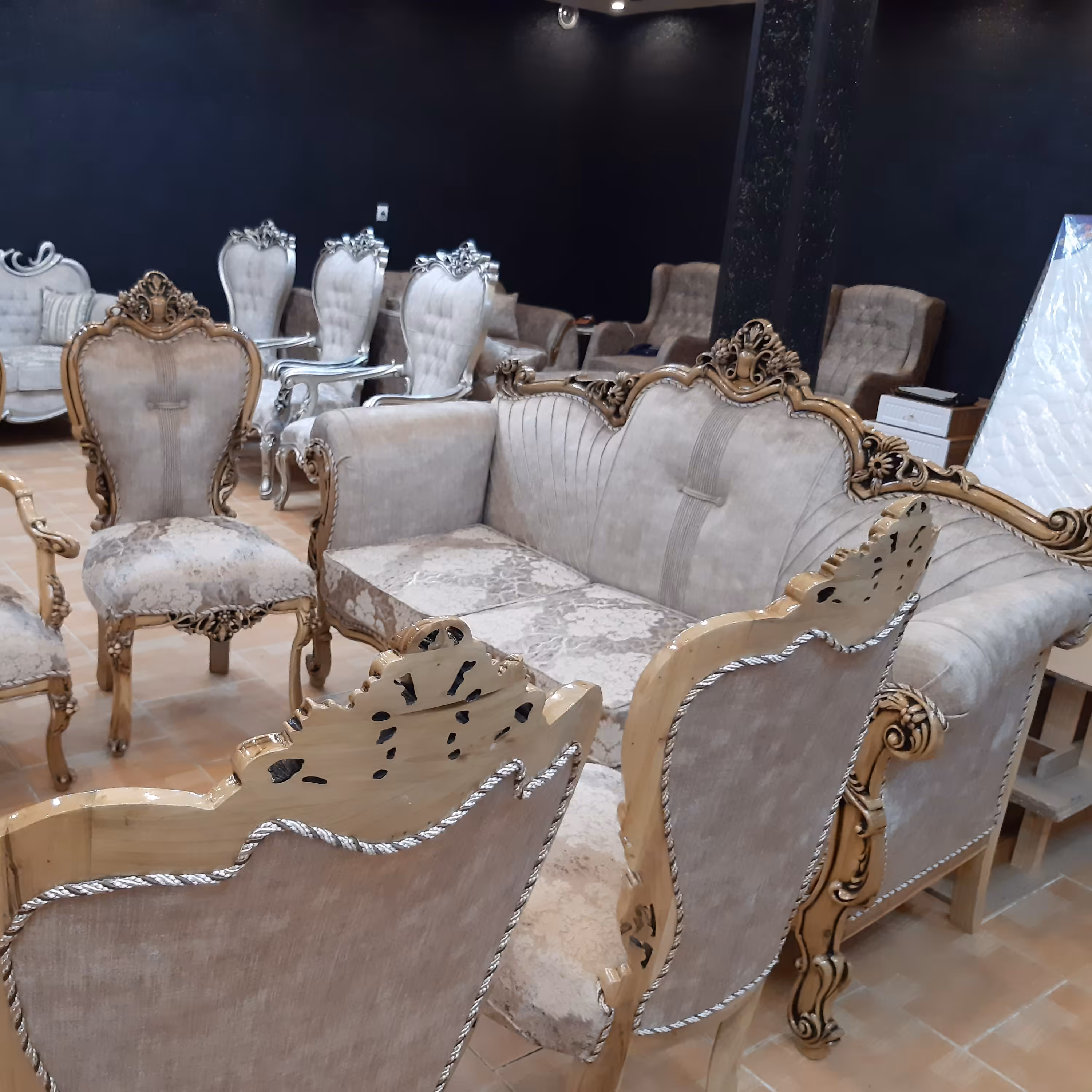 مبل استیل دسته چوبی پارچه نانو کف فوم 13 سانتی قابلیت تغییر رنگ وپارچه 36 ماه ضمانت رنگ بادومی پارچه قابل شست وشوچوب راش