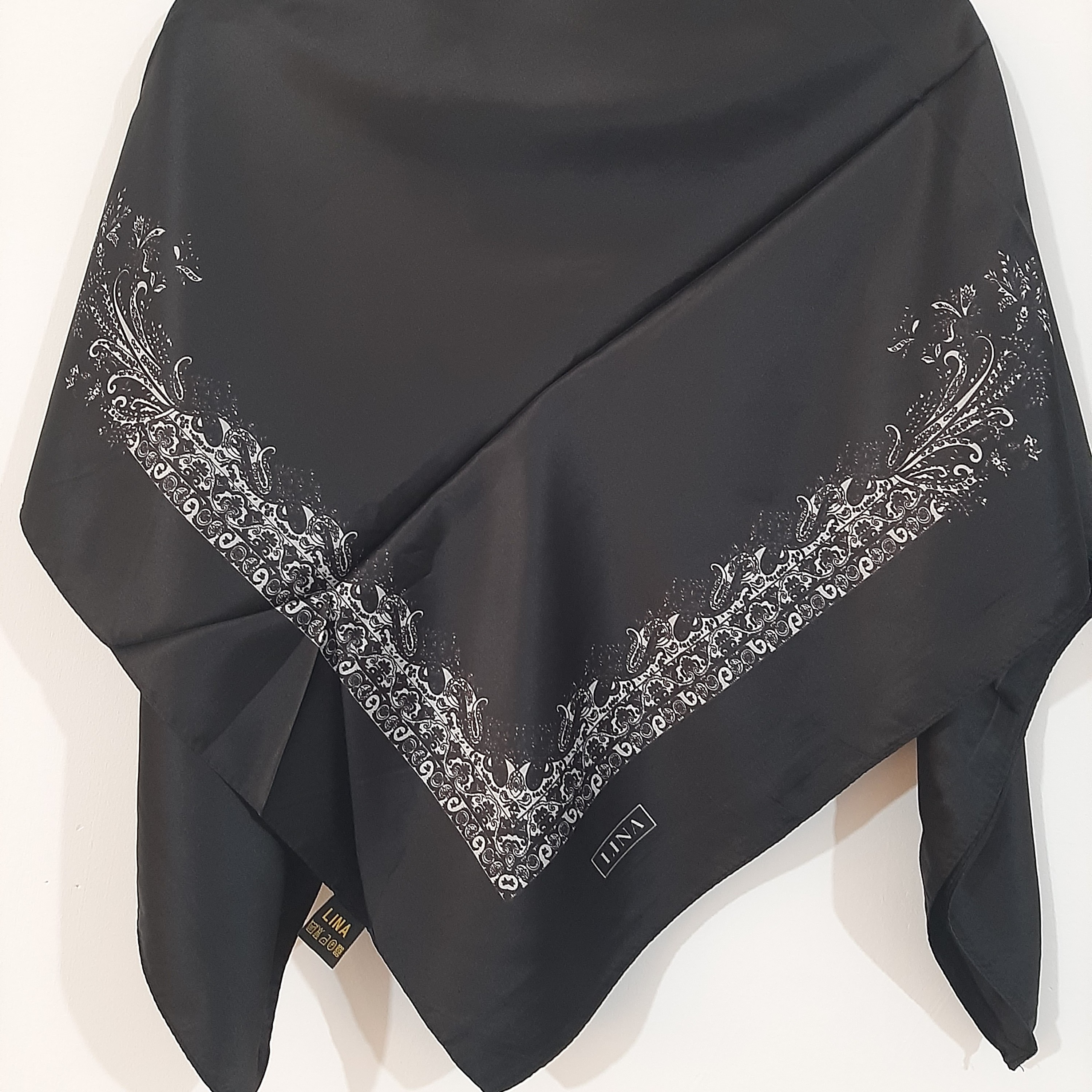 روسری ساتن مشکی حاشیه طرح دار