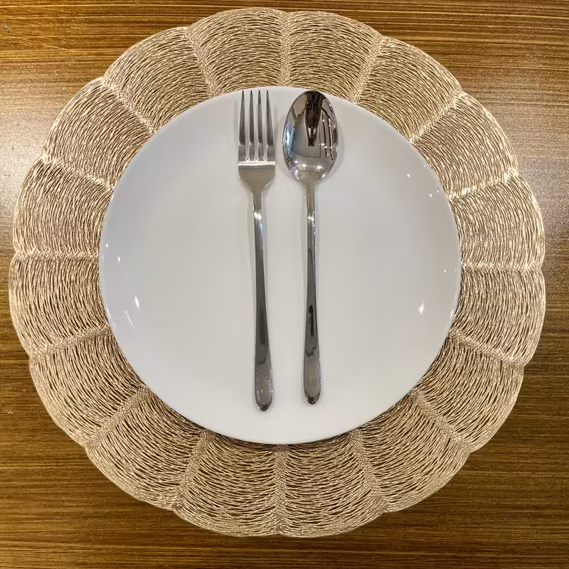 زیربشقابی گرد طلایی جنس کار  پلاستیک موجود در دورنگ طلایی و نقره ای