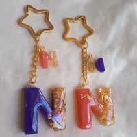 جاکلیدی و سرسوئیچی جاکلیدی حروف رزینی سرکلیدی رزینی اویز کلید جاسوئیچی 