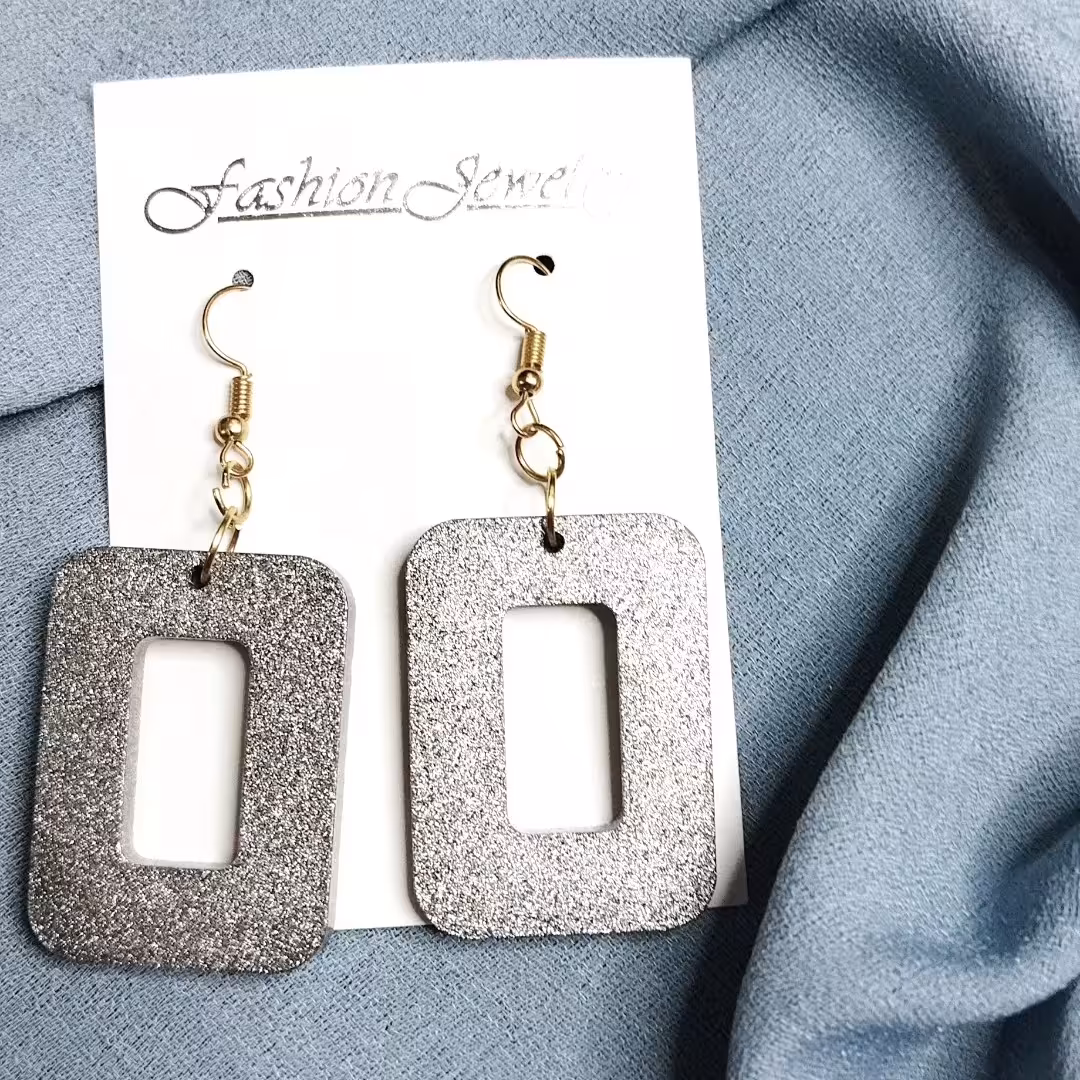 گوشواره های مستطیلی طوسی صدفی رزینی شیک و قشنگمون
