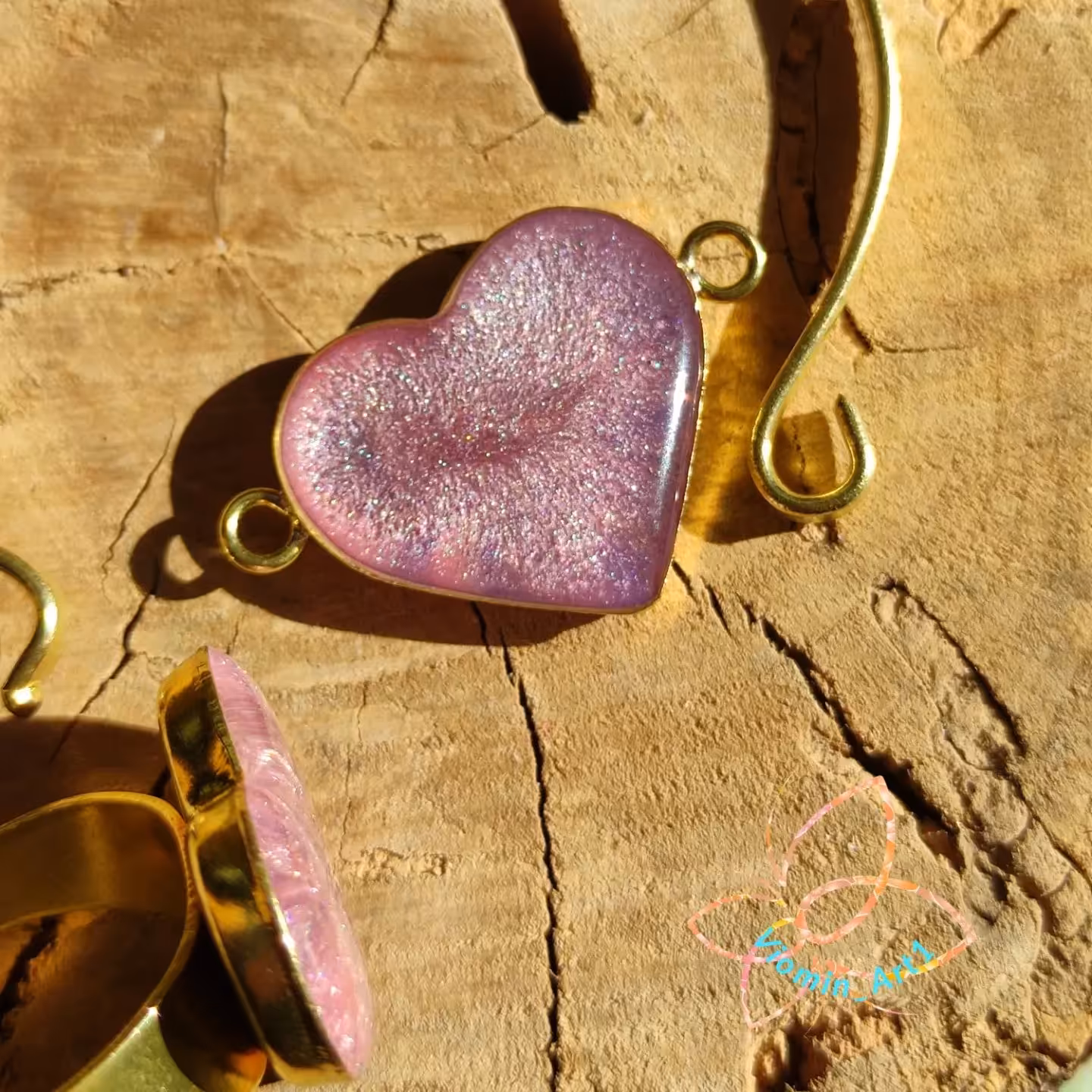 گردنبند رزینی صورتی به صورت نیم ست