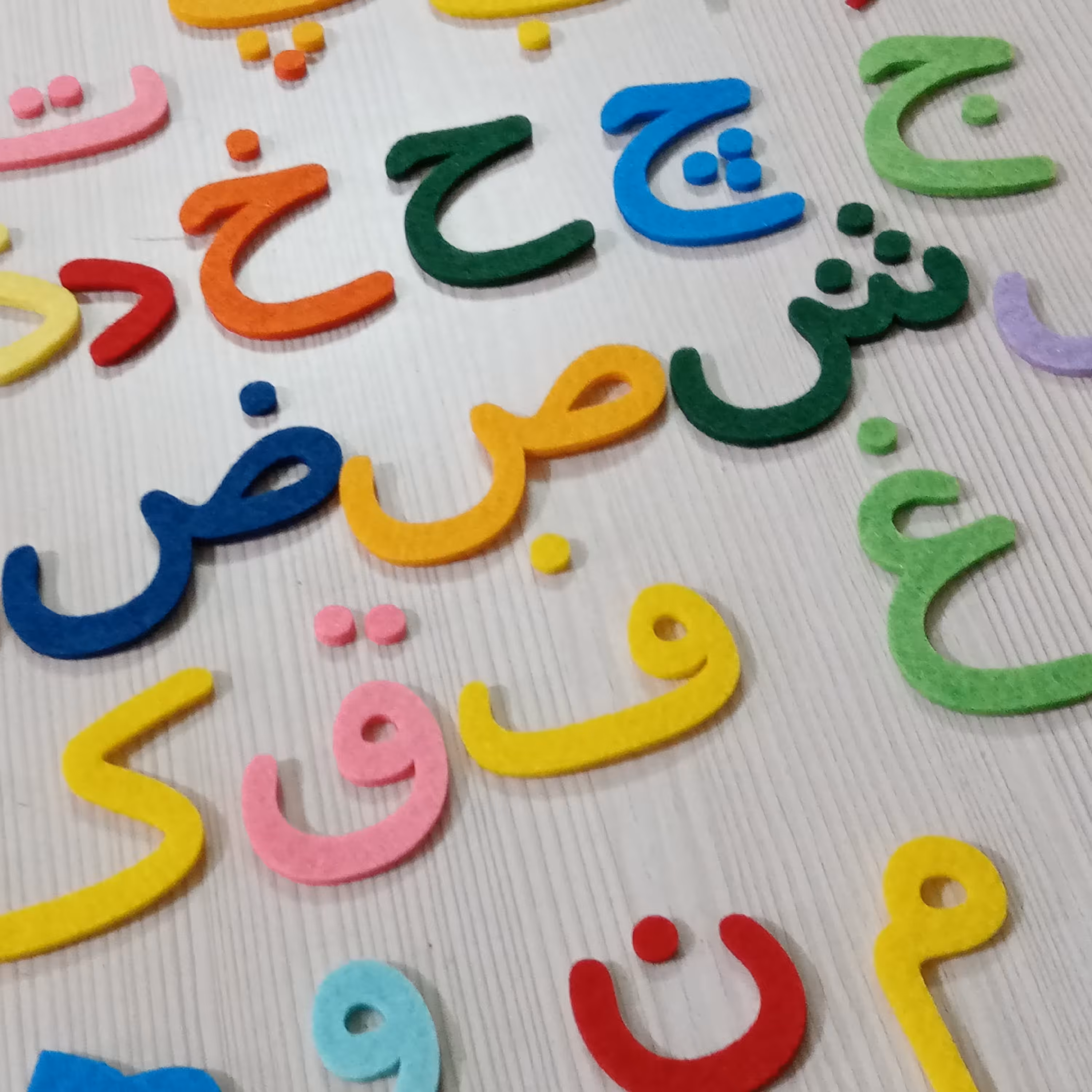 حروف الفبای فارسی رنگارنگ