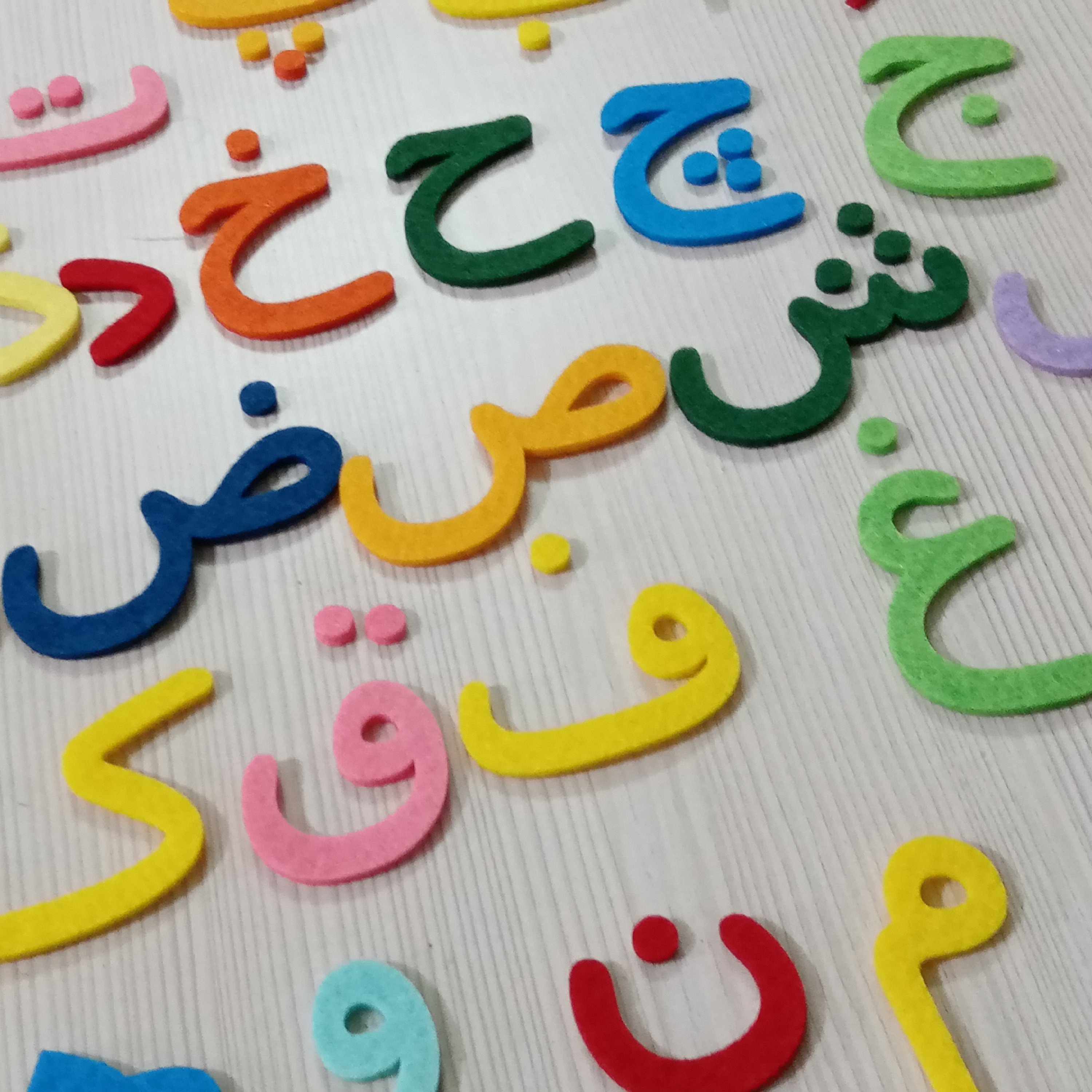 حروف الفبای فارسی رنگارنگ