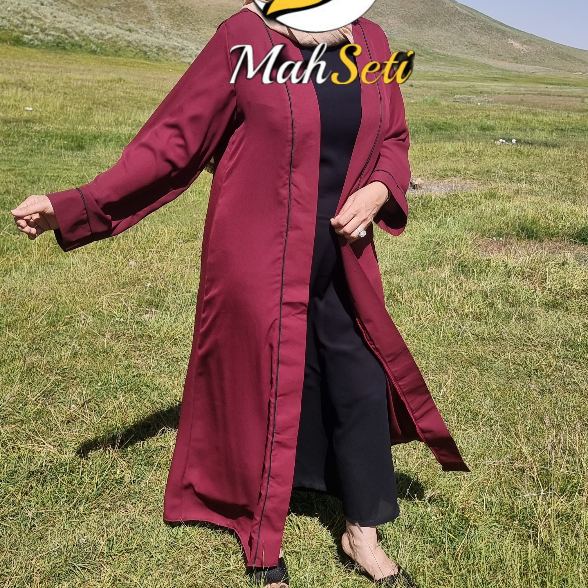 عبای دو تکه کرپ حریر درجه یک سارافون بلند مشکی و مانتو زرشکی نوار دوزی کد 101