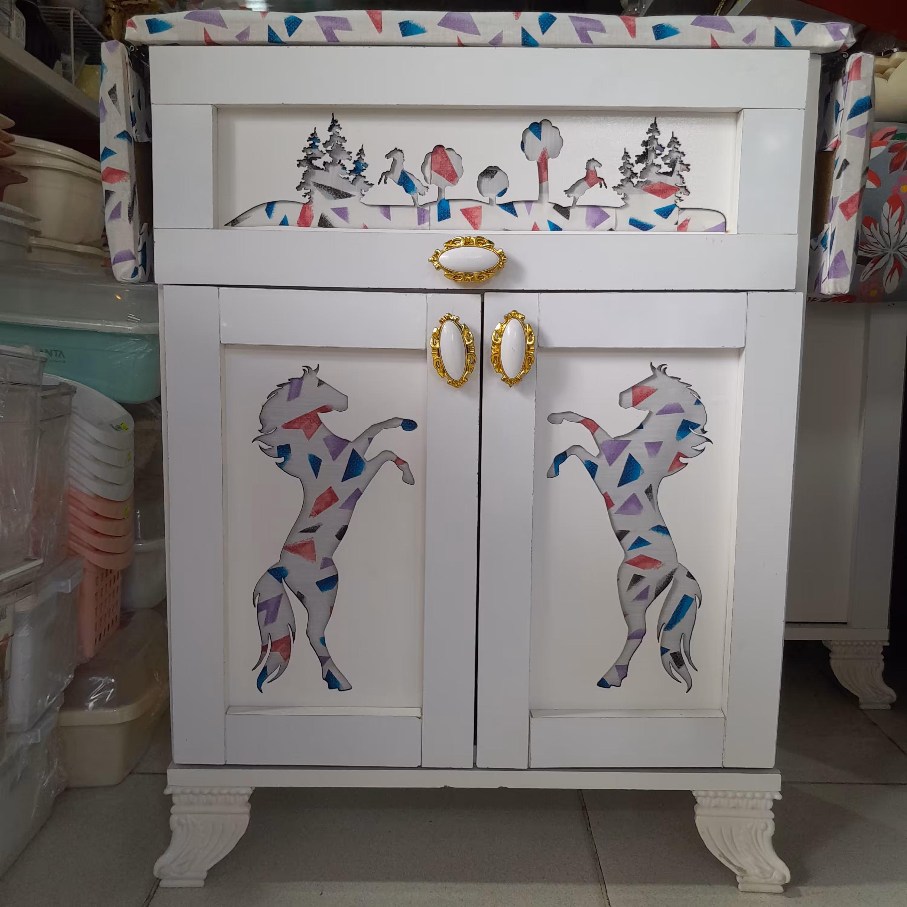 میز اتو  چوبی طرح دار 