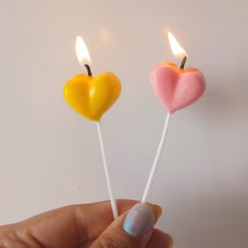 شمع قلب روی کیک 