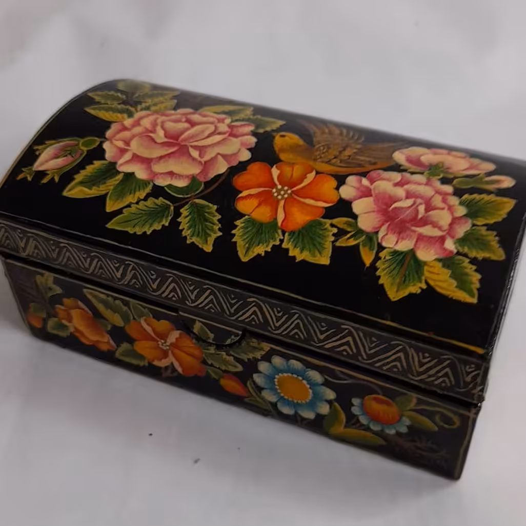 جعبه جواهراتی گل سرخ