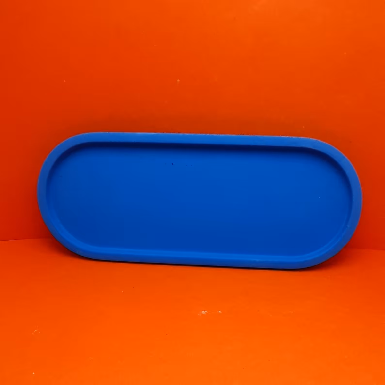 اکسسوری بتنی و سنگ مصنوعی ..سینی بیضی بسیار شیک و خاص دارای طول 22 سانت و عرض9 سانتی ارتفاع 2 سانت و وزن 330 گرم 