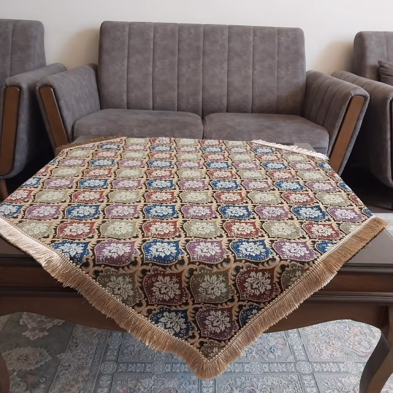 رومیزی طرح جاجیم نوار دوزی در ابعاد یک متر در یکمتر .