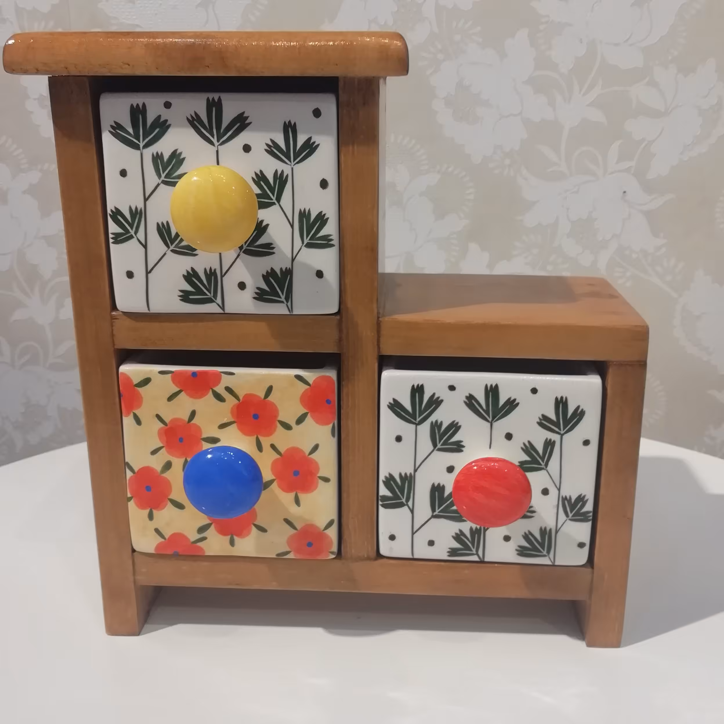 باکس کشو دار  بدنه چوبی رنگ قهوه ای روشن و یا تیره جنس چوب روسی