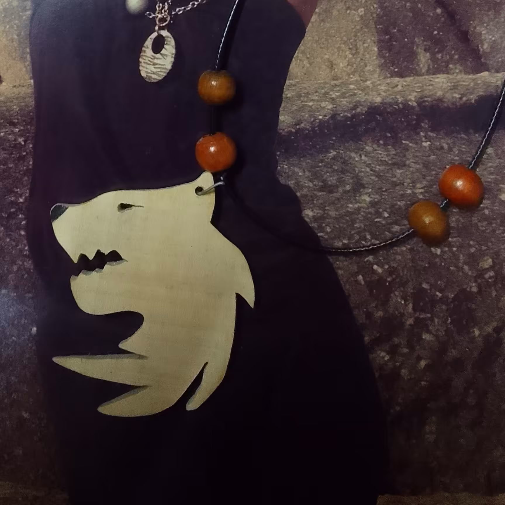 گردنبند چوبی طرح گرگ