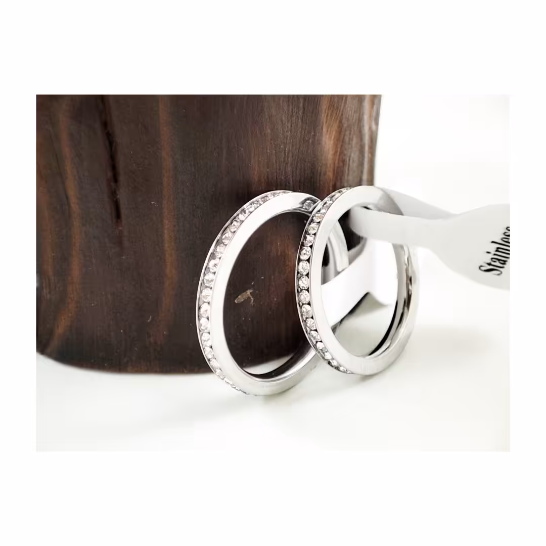 رینگ استیل دور نگین نقره ای در چهار سایز  رنگ ثابت 