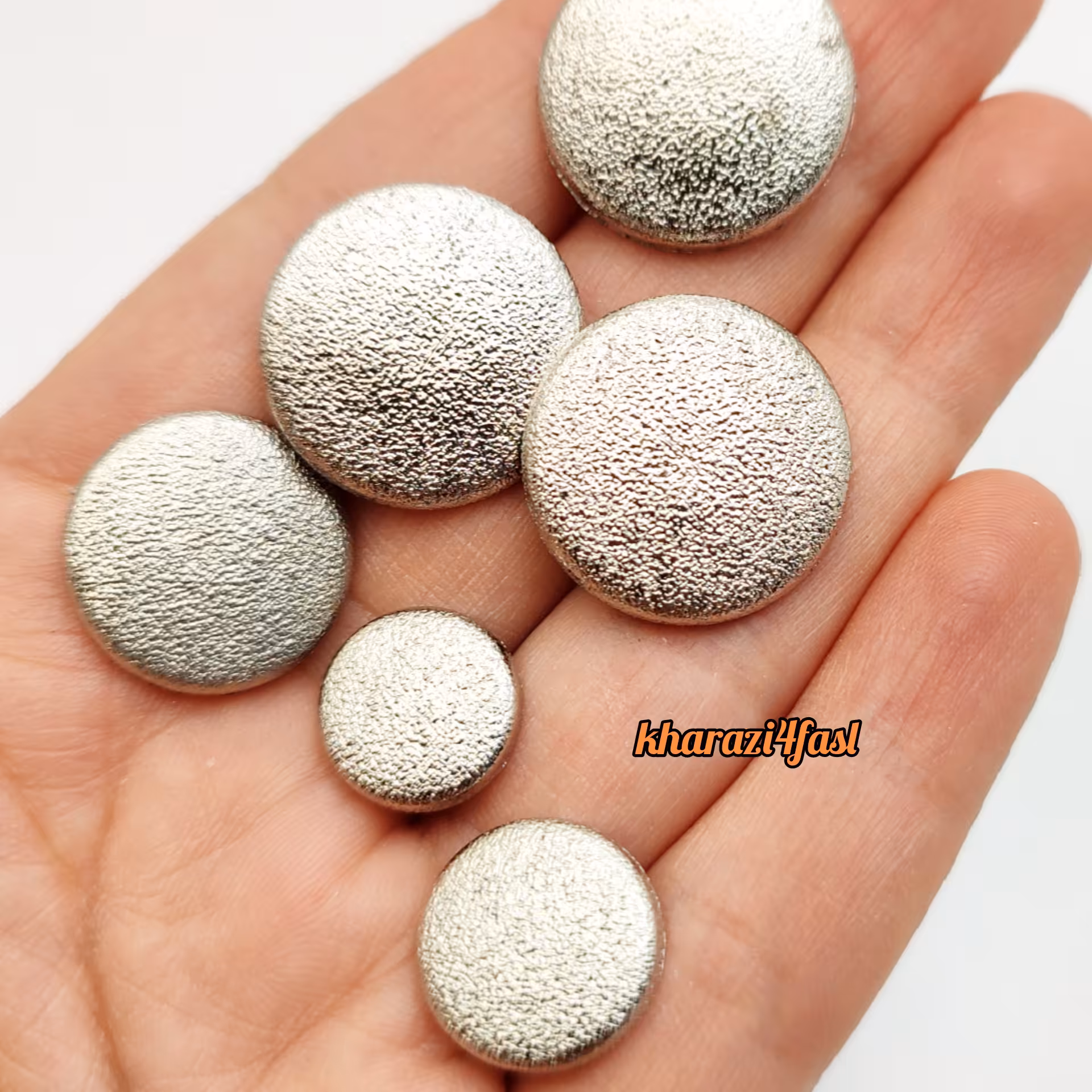 دکمه نقره ای  کد 665.1 سایز 13 میلی متر  پایه دار طرح فلز طرح چرم 