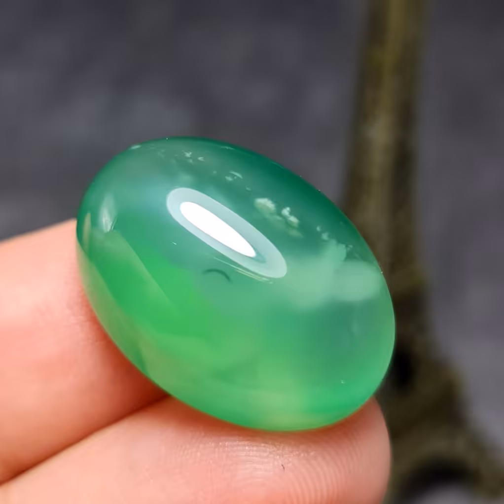  نگین فوق العاده زیبای سنگ عقیق سبز خوش رنگ اصل معدنی با رگه های خاص منحصر بفرد
کد 27032