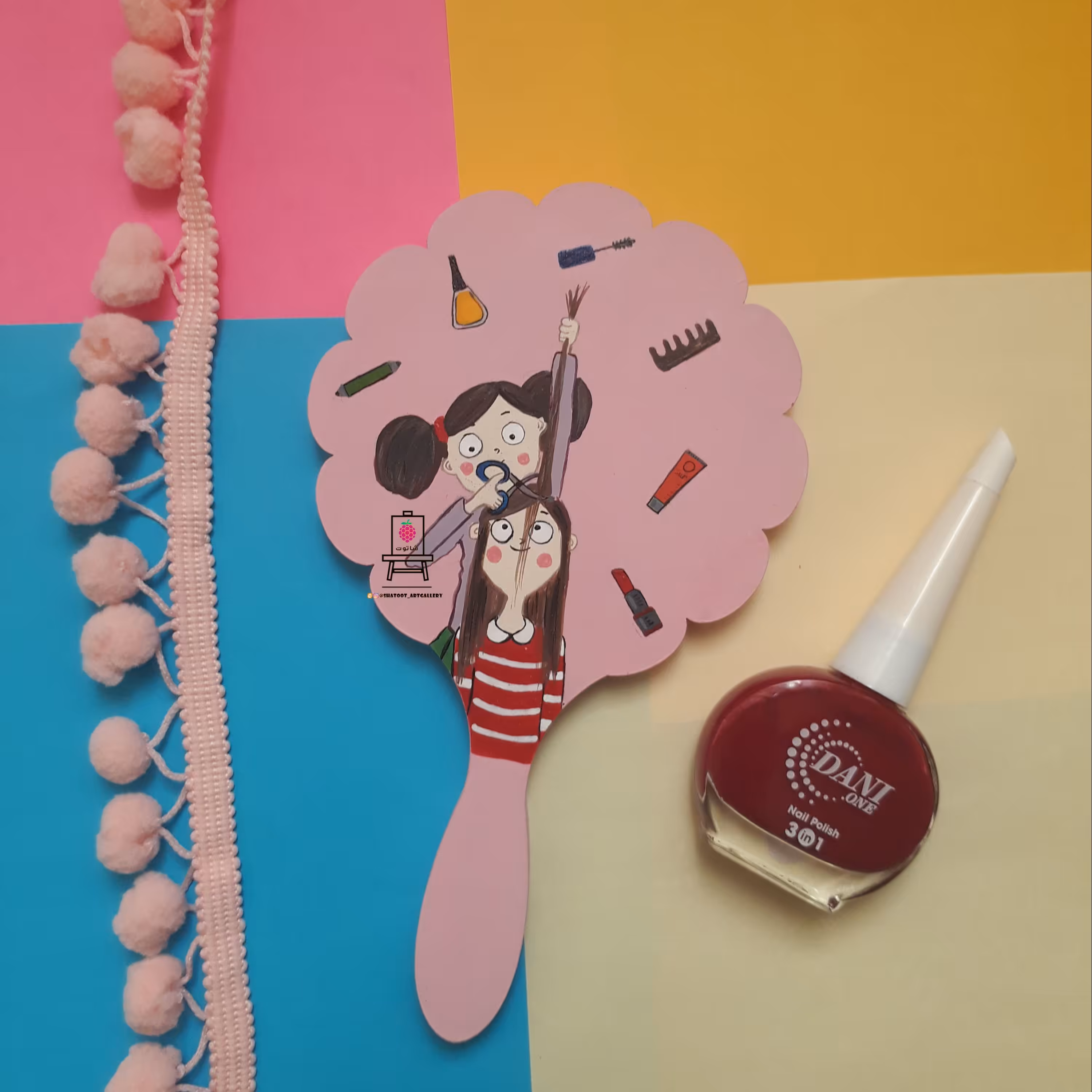 آینه دستی چوبی دخترونه نقاشی شده با دست