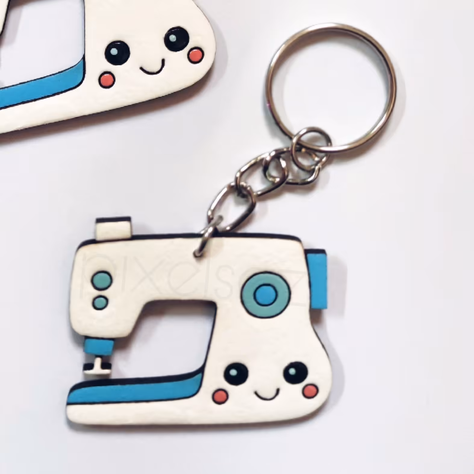 جاسوییچی طرح چرخ خیاطی پیکسل ساز - جنس چوبی و نقاشی شده - مناسب برای آویز کلید