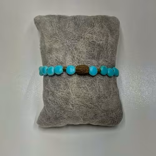 دستبند رنگ آبی فیروزه ایی  وزن 7 گرم اندازه 31 سانتیمتر 