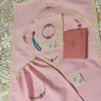 ست سجاده و جانماز و کیف گلدوزی شده با دست طرح قاصدک ویژه جشن تکلیف 