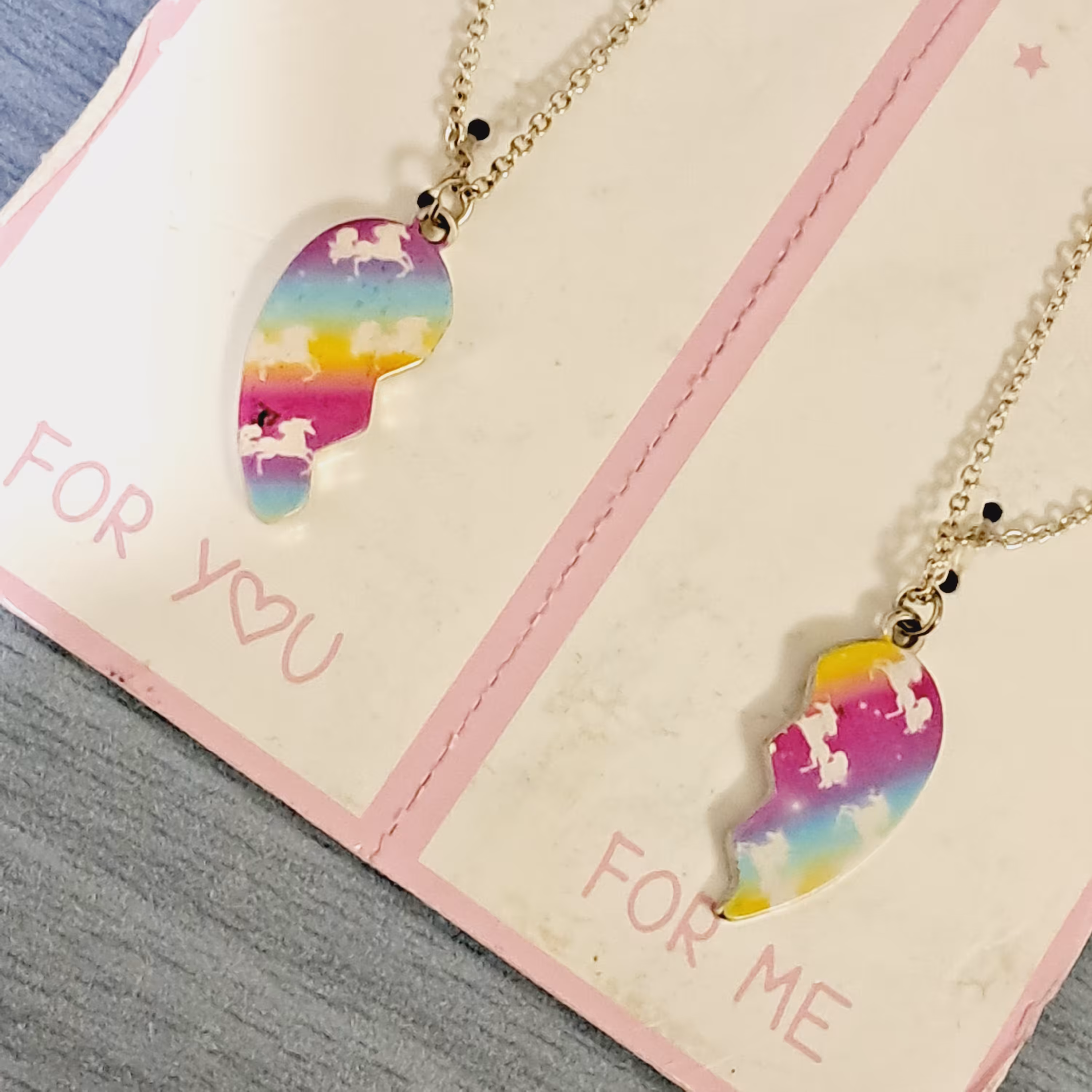 گردنبند دوستی پک 2 نفره.مناسب هدیه...روزانه بدلیجات 50 درصد تخفیف رو استوری میکنیم.مارو دنبال کنید.